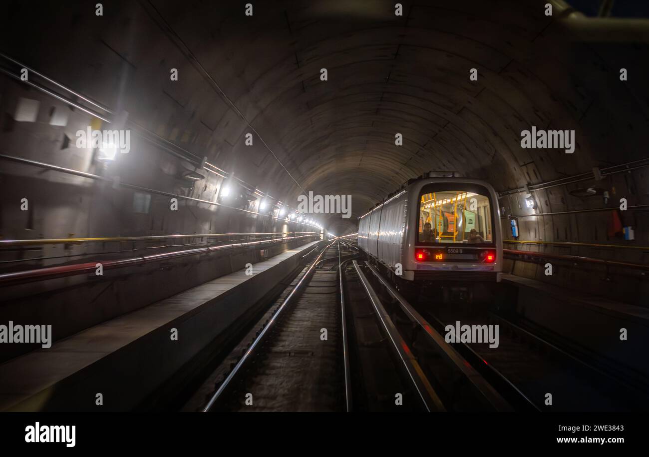 Eine U-Bahn der Linie M5 fährt durch einen Tunnel in Mailand, Italien. Stockfoto