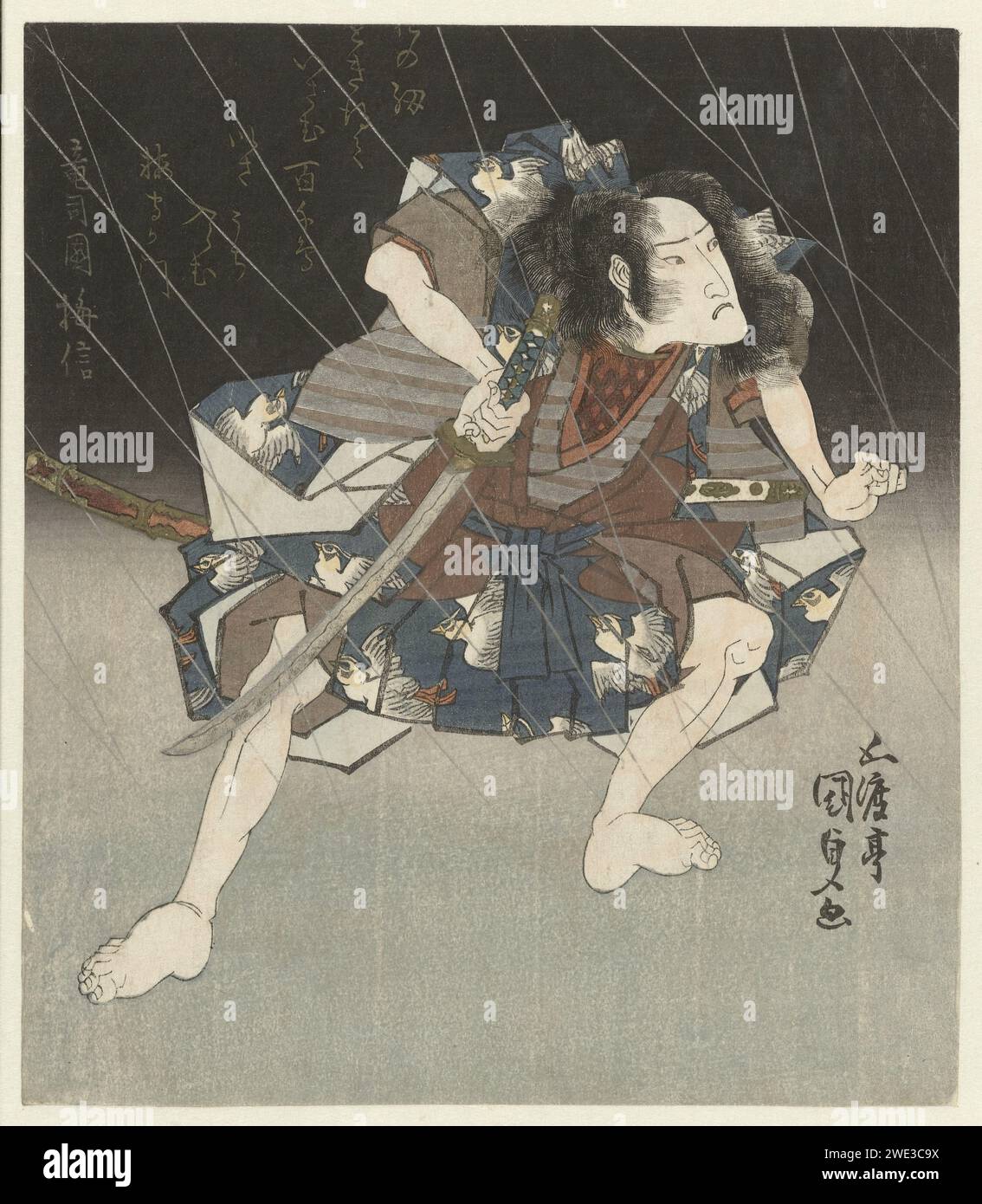 Samoerai in de Regen, Utagawa Kunisada (i), 1825 Print Nacht Szene, mit Schauspieler Onoe Kikugorô III (1784–1849) in der Rolle der Soga No Jûrô Sukenari, im Regen mit einem Schwert in der Hand. Diese Szene stammt aus dem Stück Soga Nakamura, das 1825 im Nakamura Theater in Edo aufgeführt wurde. Mit einem Gedicht. Linkes Blatt von Triptiek. Japan Papierfarbe Holzschnitt Porträt des Schauspielers, Schauspielerin. Hacker- und Schubwaffen: Schwert. Regen Stockfoto