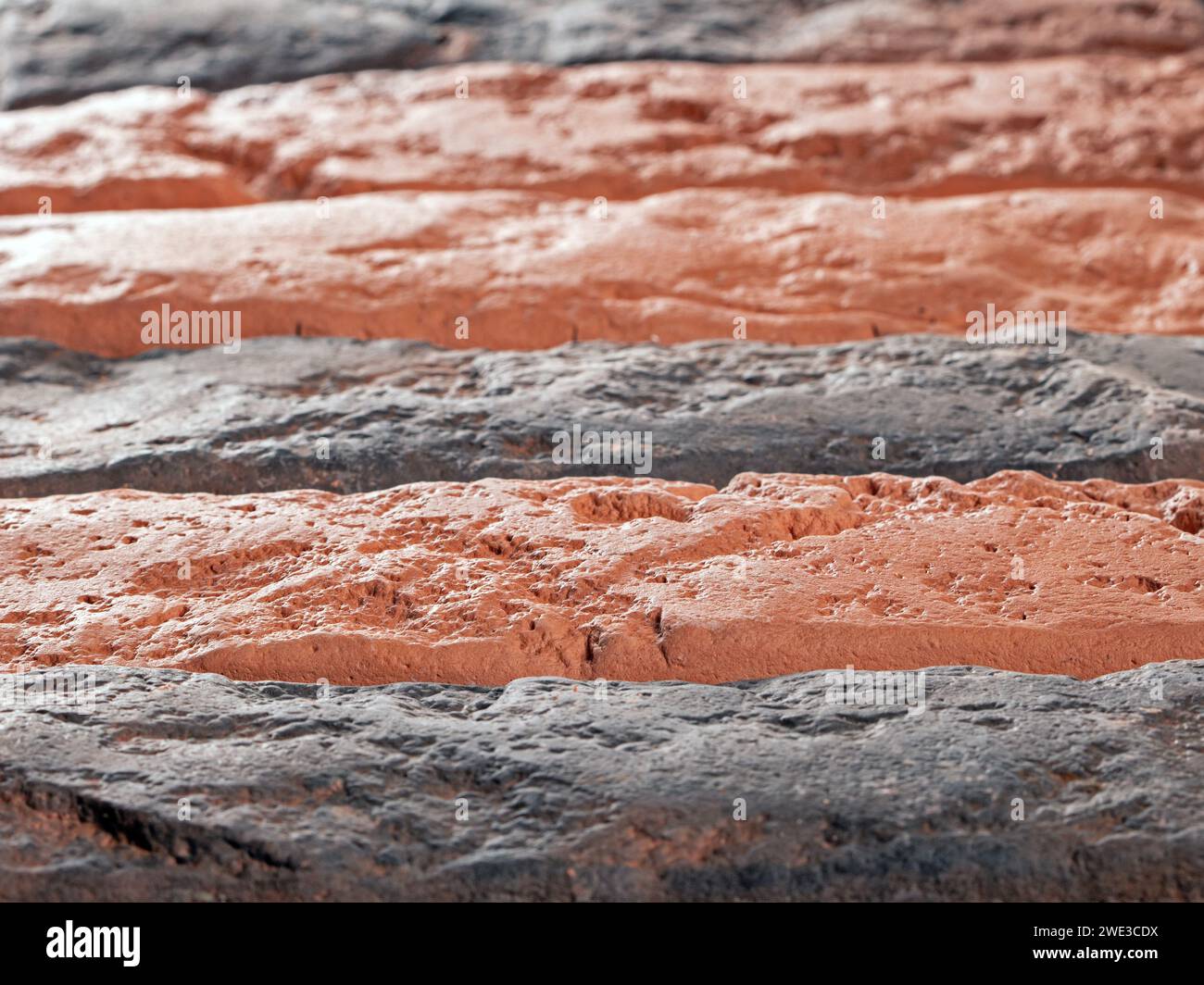 Nahaufnahme von rustikalen Tonfliesen mit Natursteinstruktur, ideal für Innenarchitektur und architektonische Nutzung. Bietet einen Hauch von natürlicher Eleganz Stockfoto