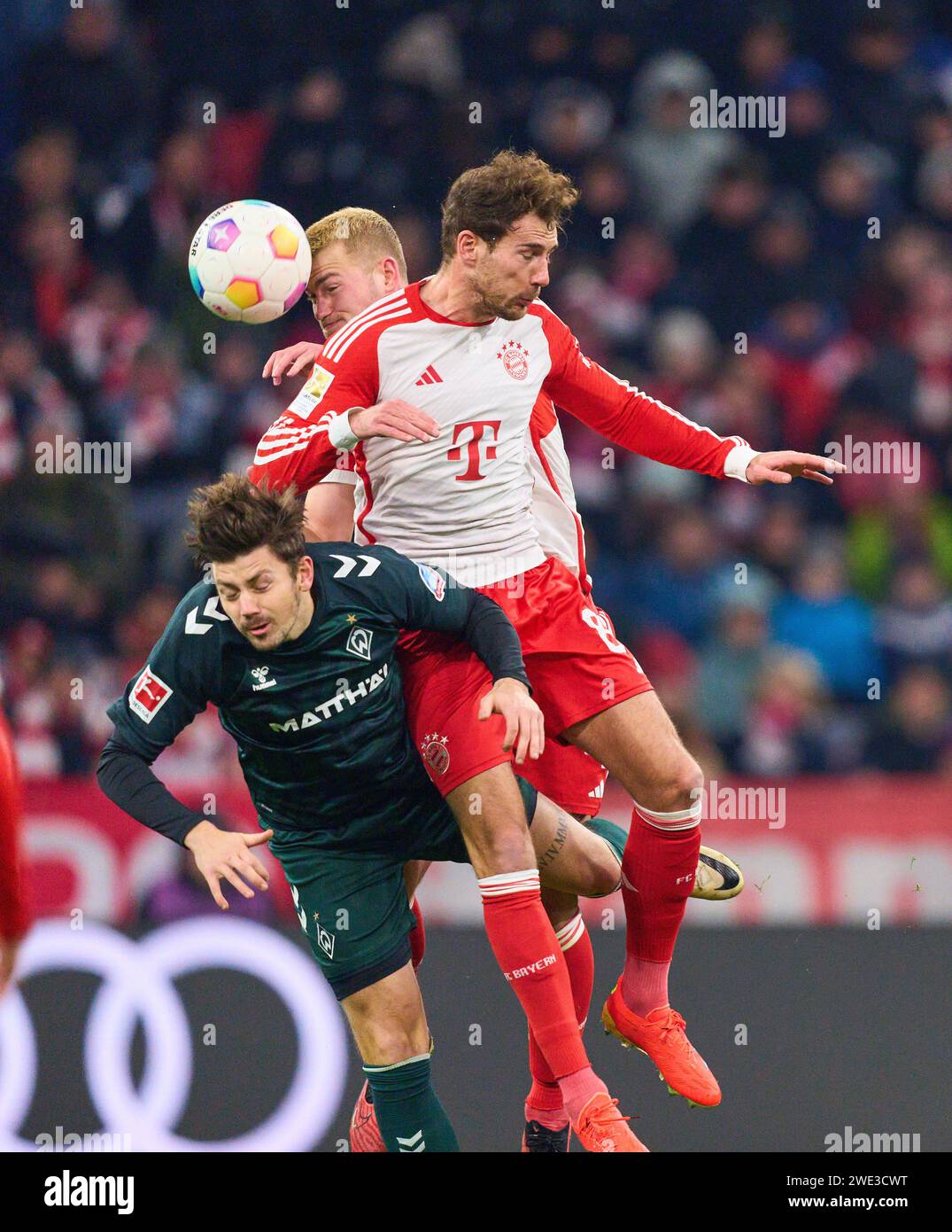 Matthijs de Ligt, FCB 4 Leon GORETZKA, FCB 8 kämpfen um den Ball, Tackling, Duell, Header, zweikampf, Kampf gegen Dawid Kownacki, BRE 9 im Spiel FC BAYERN MÜNCHEN - WERDER BREMEN am 21. Januar 2024 in München. Saison 2023/2024, 1.Bundesliga, FCB, München, Spieltag 18, 18.Spieltag © Peter Schatz / Alamy Live News - DFL-VORSCHRIFTEN VERBIETEN DIE VERWENDUNG VON FOTOGRAFIEN als BILDSEQUENZEN und/oder QUASI-VIDEO - Stockfoto