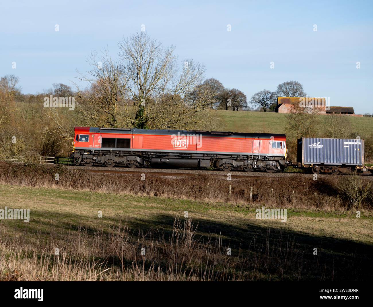 Diesellokomotive DB-Baureihe 66 Nr. 66149 mit freightliner-Zug, Warwickshire, Großbritannien Stockfoto