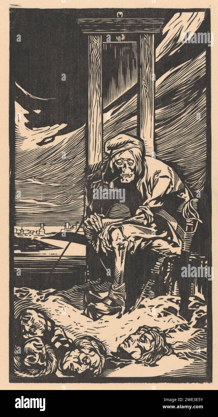 Tod an der Guillotine, Johannes Josephus Aarts, 1881 - 1934 Druck Tod sitzend für eine Guillotine. Er raucht eine Pfeife. Es sind vier abgetrennte Köpfe zu seinen Füßen. Eine Stadt im Hintergrund. Papiertod als Mensch. Gewalttätiger Tod  Enthauptung durch Guillotine. Kopf einer enthaupteten Person Stockfoto