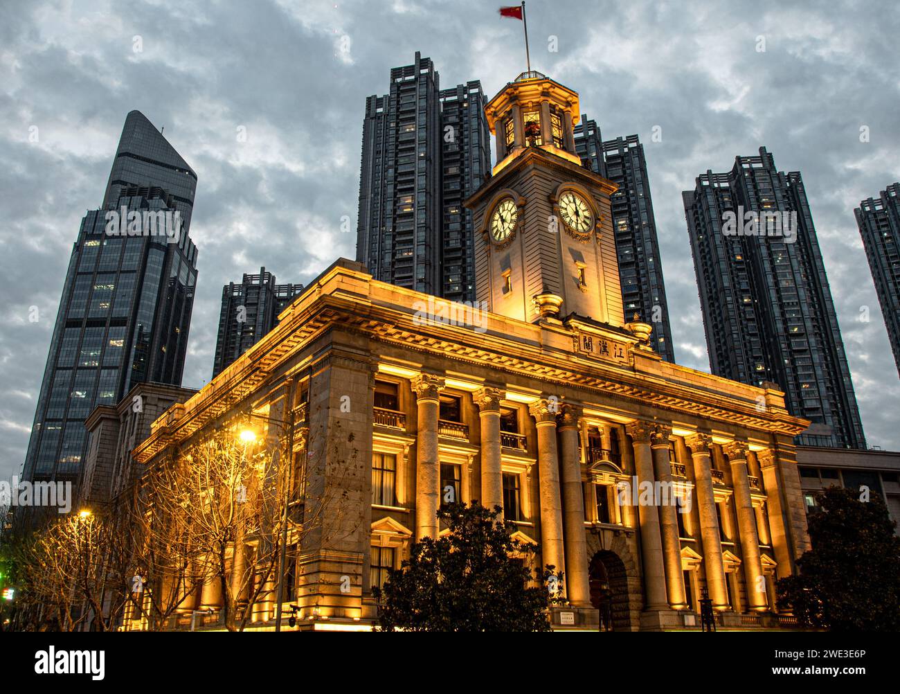 Das Hankow Zollhaus in Wuhan, beleuchtet von goldenen Lichtern Stockfoto