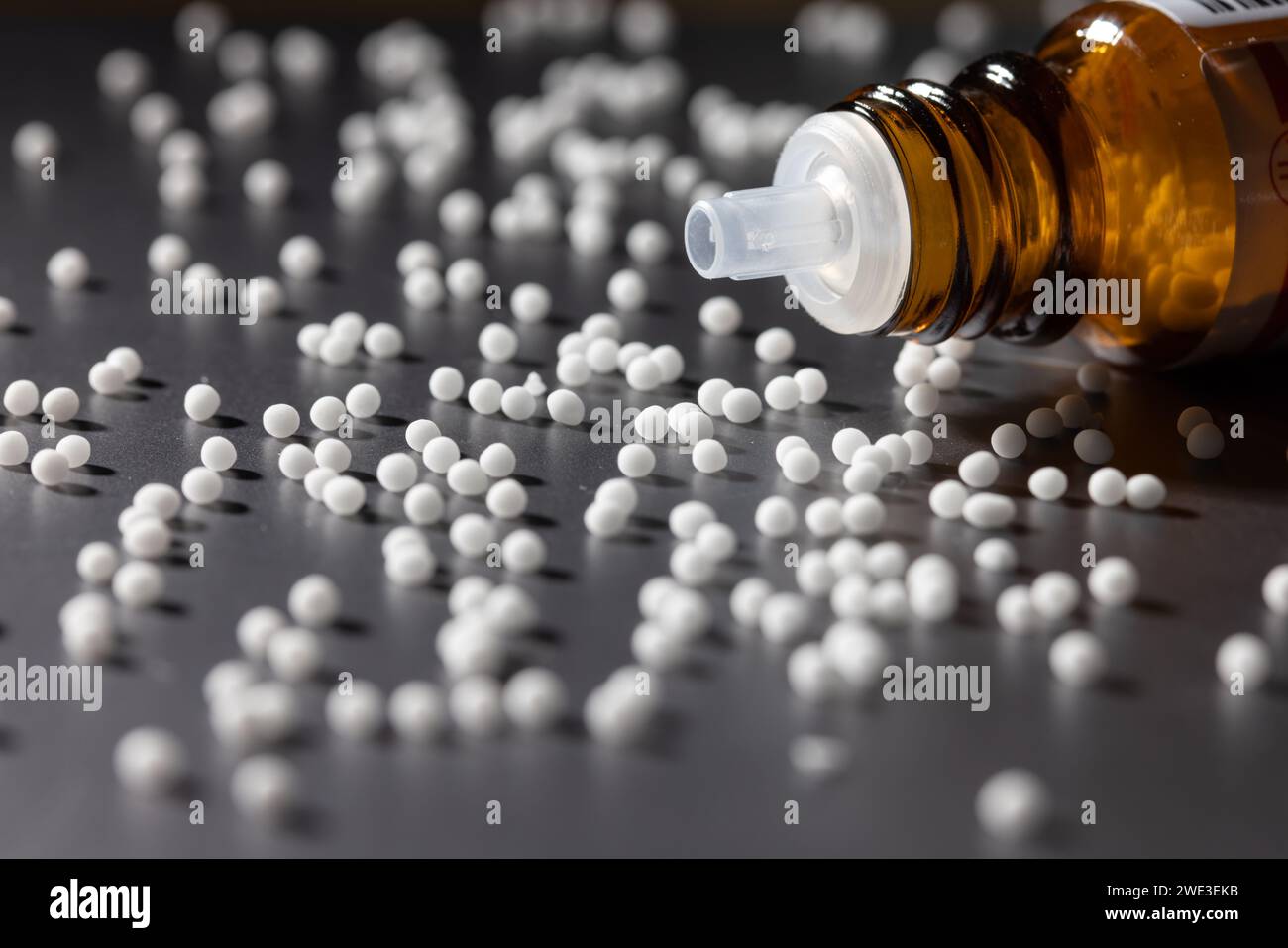 Homöopathische Globuli auf einer Ebenen Oberfläche, Naturmedizin, alternative Medizin, Atelierfoto, 23.01.2024 Stockfoto