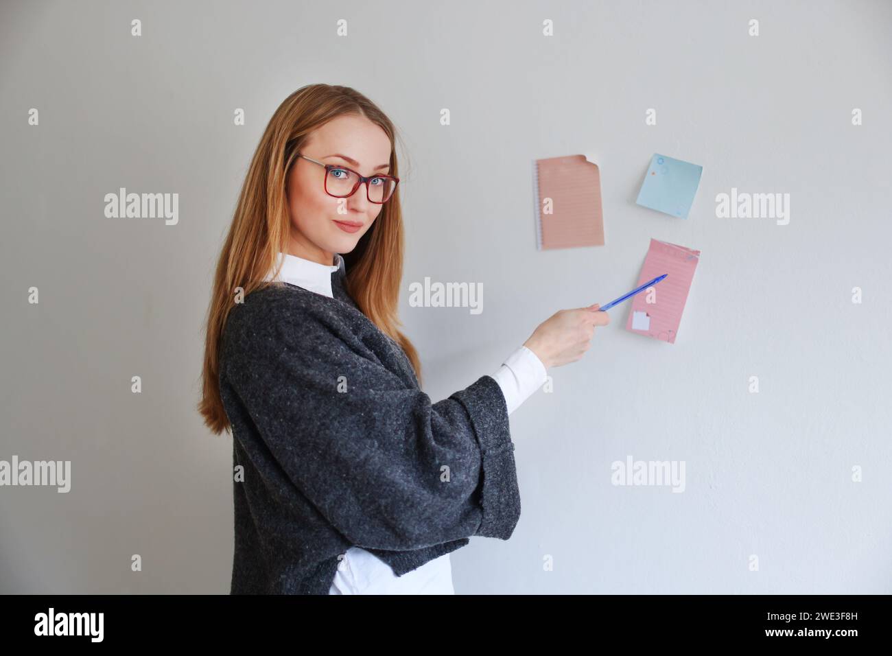 Die Managerin oder Lehrerin hält eine Präsentation Stockfoto