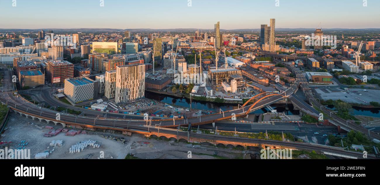 Panoramaaufnahme des Stadtzentrums von Manchester mit Ordsall Chord und dem Bau von Manchester Goods Yard und Aviva Studios im Vordergrund Stockfoto