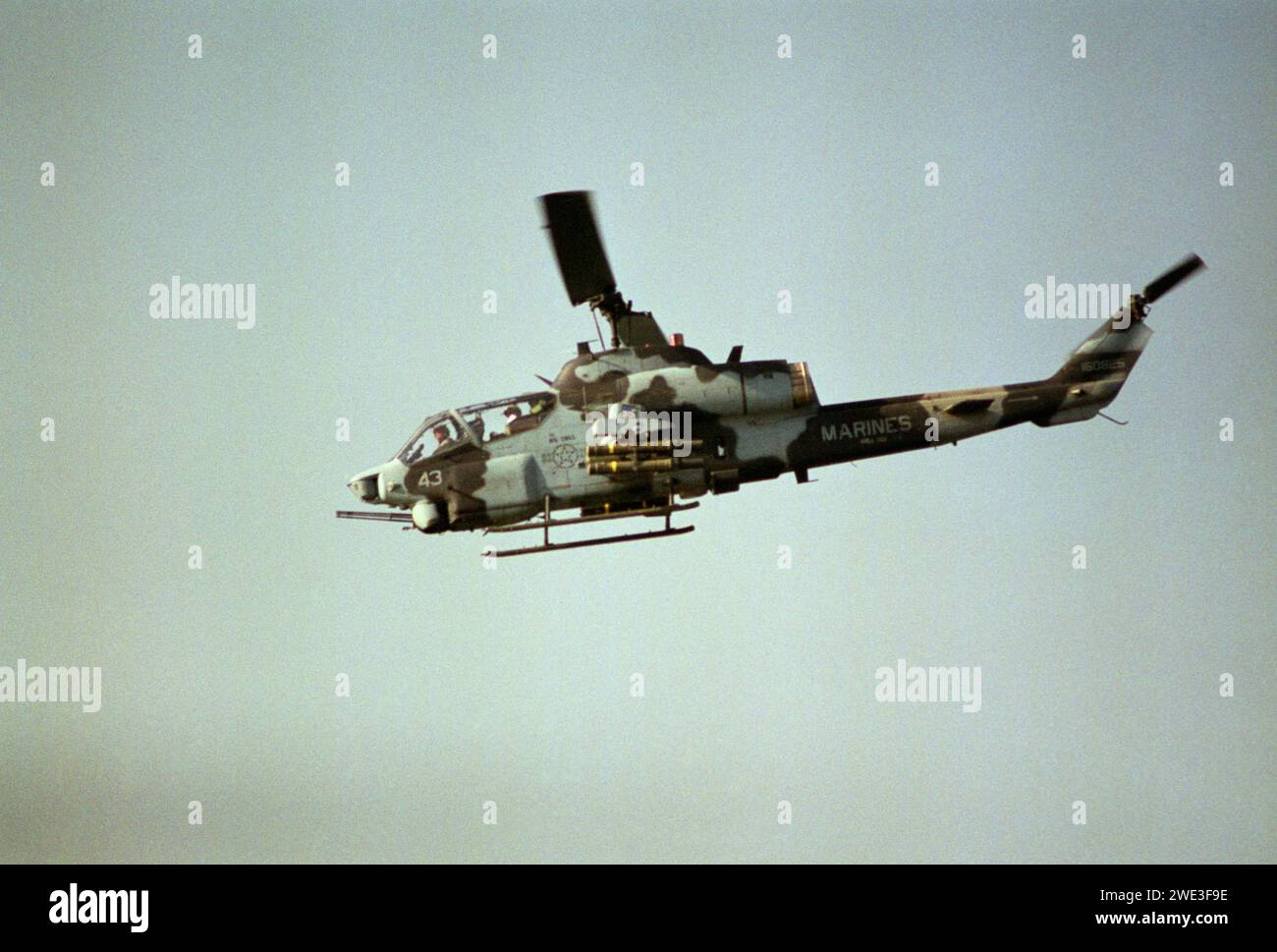 1. März 1991 Ein Kampfhubschrauber des United States Marine Corps Bell AH-1W SuperCobra fliegt über Kuwait City. Stockfoto