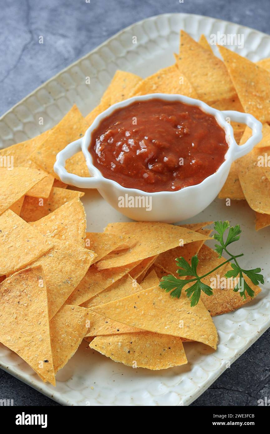 Hausgemachte mexikanische Tortilla-Maischips oder Nachos mit Tomatensalsa-Sauce Stockfoto