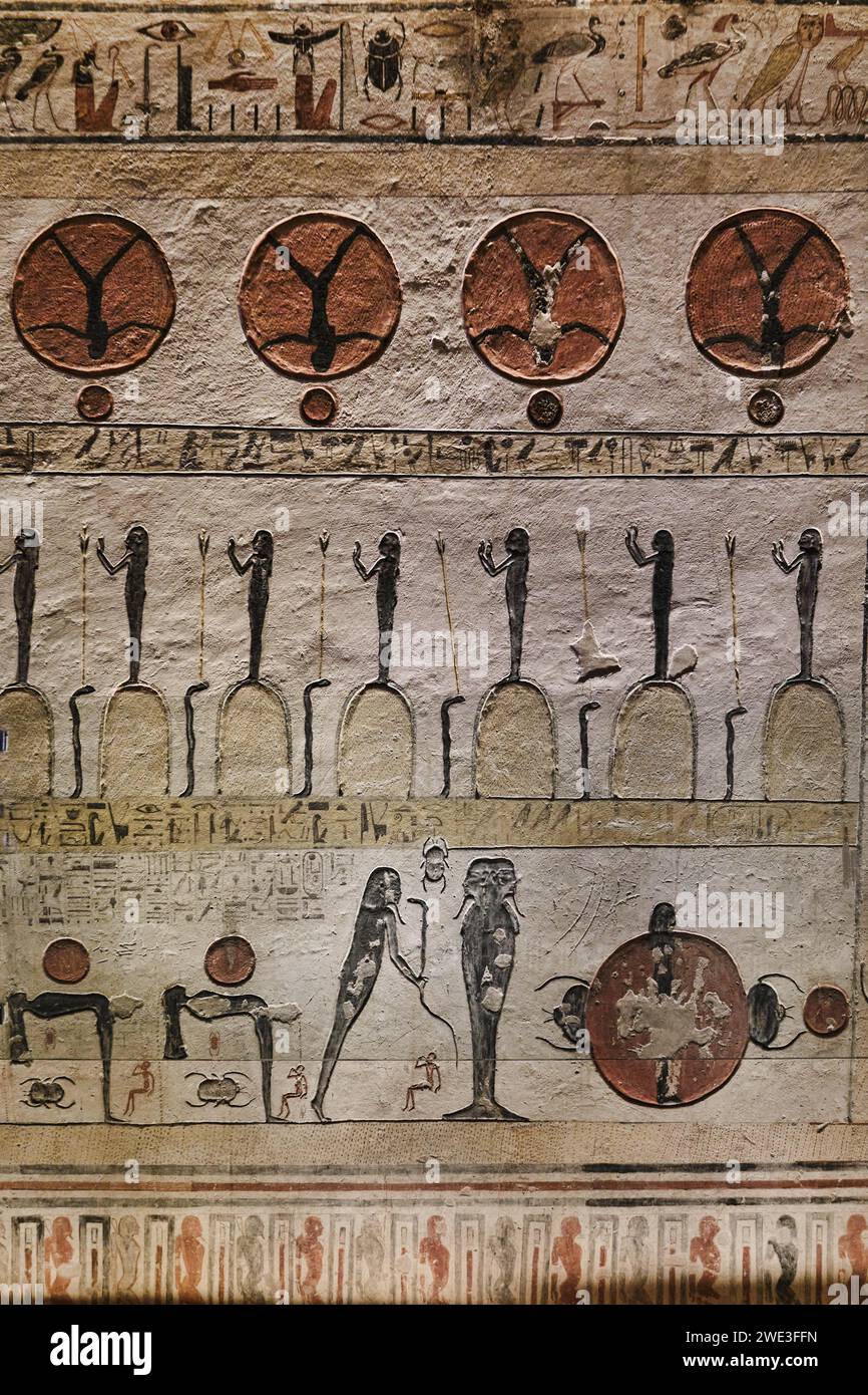 Luxor, Ägypten - 2. Januar 2024: Bunte Hieroglyphen an der Mauer im Grab von Ramesses V. und Ramesses VI, KV9, Tal der Könige Stockfoto