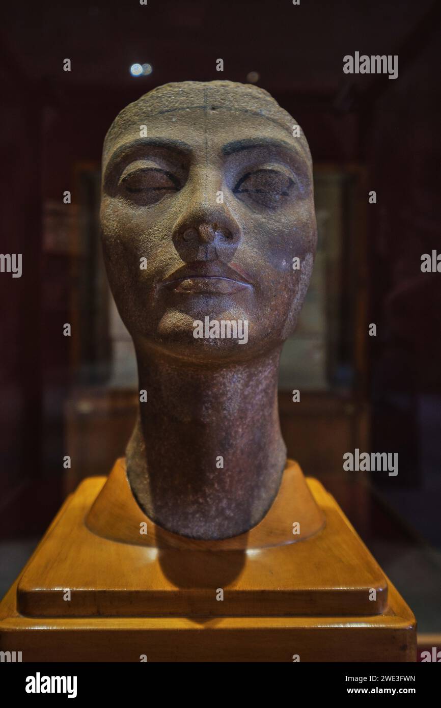 Kairo, Ägypten - 2. Januar 2024: Unvollendeter Kopf der Nefertiti im Ägyptischen Museum Stockfoto