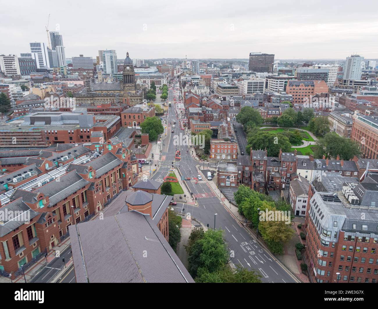 Luftaufnahme mit Blick auf The Headrow im Stadtzentrum von Leeds, Yorkshire, Großbritannien, Blick auf den Park Square, das Leeds Town Hall und das größere Stadtzentrum Stockfoto