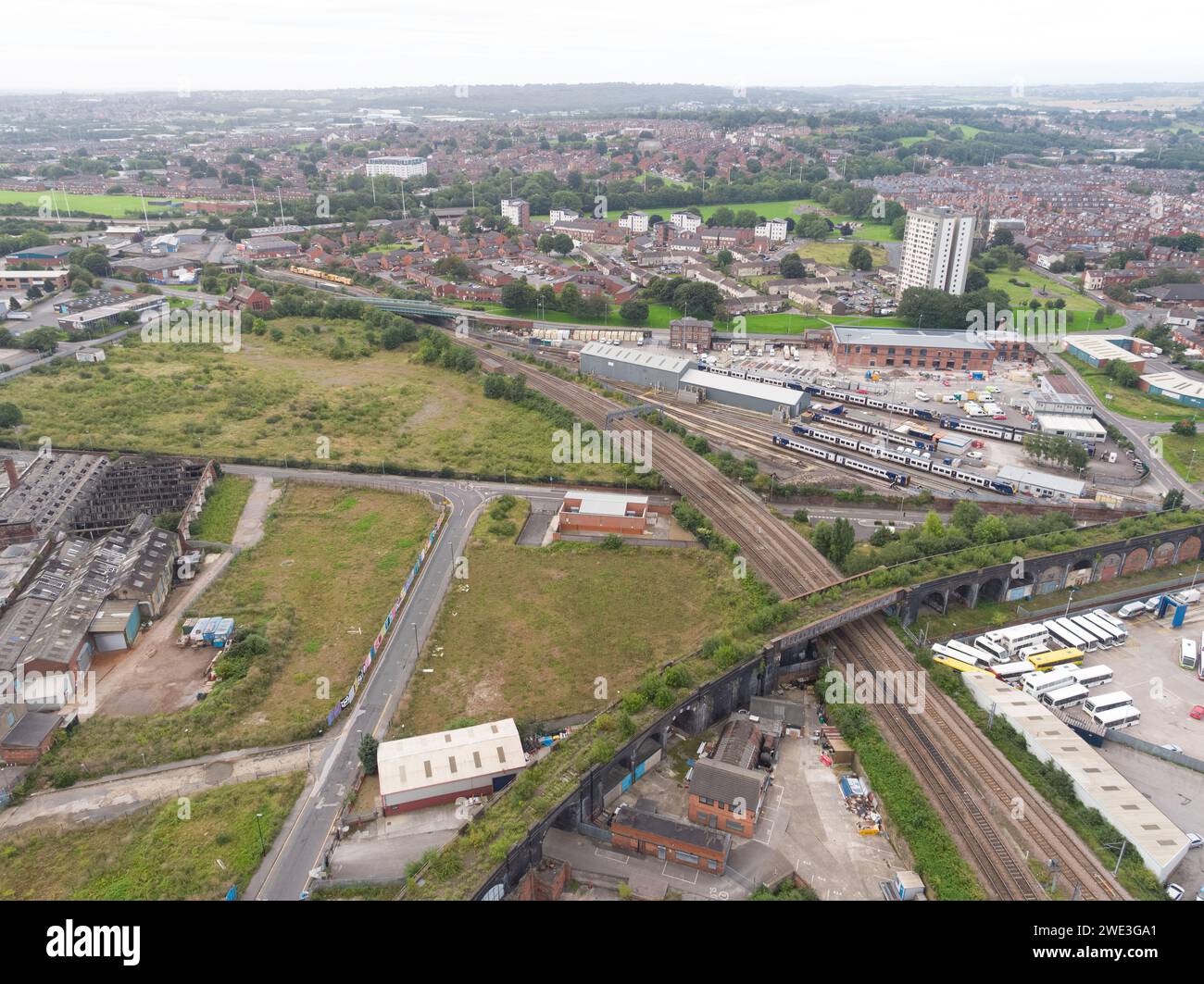 Luftaufnahme der Hauptbahnlinie und des stillgelegten Viadukts in und aus Leeds, Network Rail Holbeck Depot, einem Busdepot in Leeds, Yorkshire, Großbritannien Stockfoto