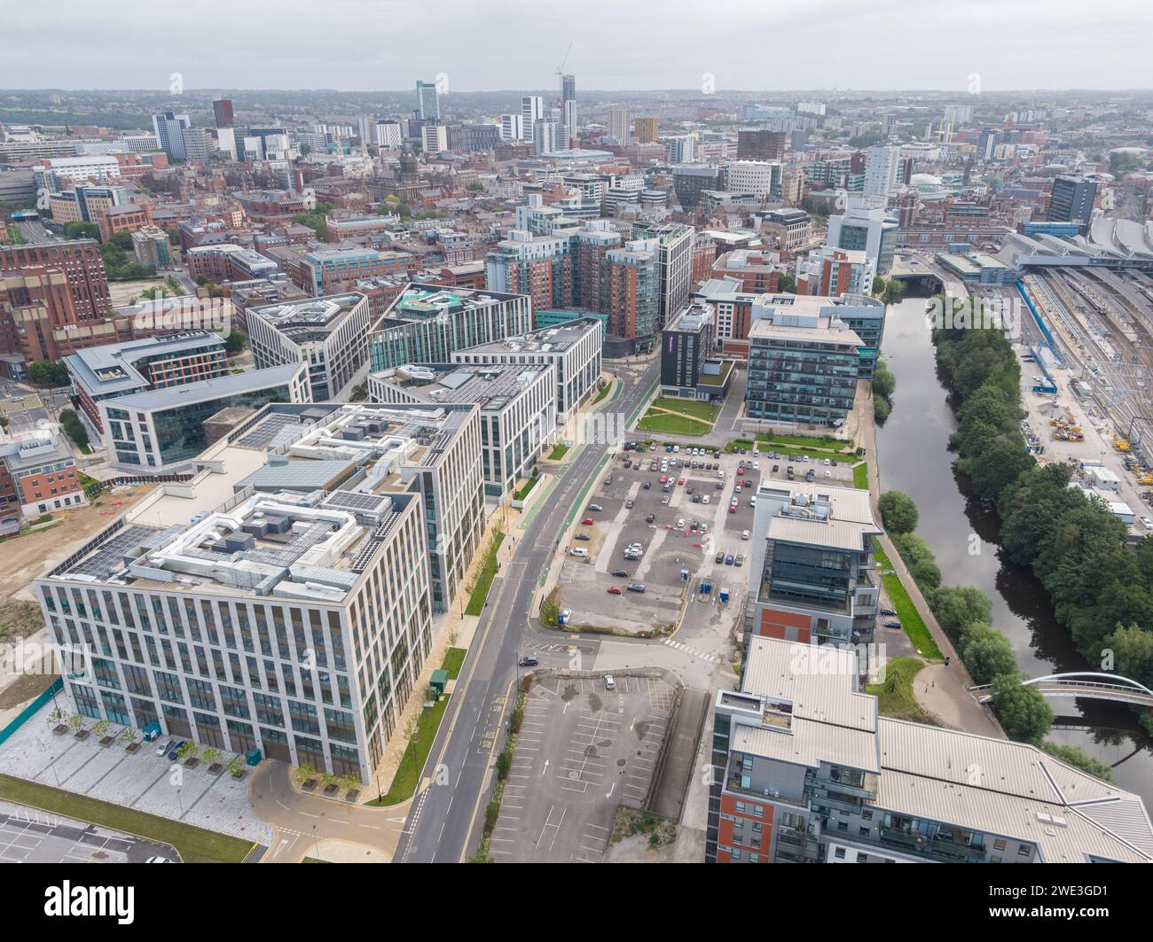 Luftbild mit Blick auf die Whitehall Road in Richtung Stadtzentrum von Leeds, Großbritannien, einschließlich Wellington Place, River Aire, Leeds Station & Leeds Liverpool Canal Stockfoto