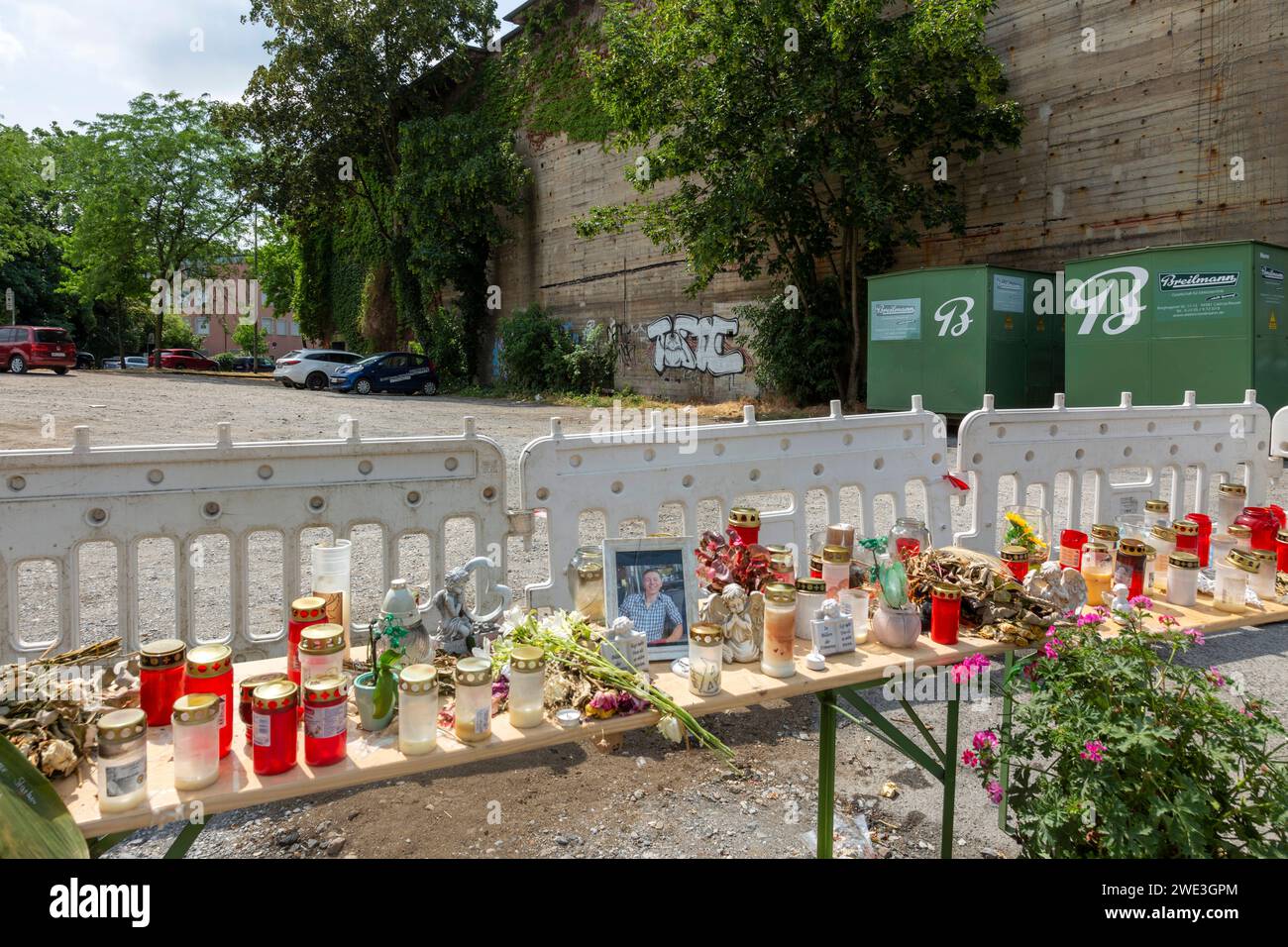Gedenkstaette mit Blumen und Kerzen auf der Sterkrader Fronleichnamskirmes 2023, Toedlicher Unfall am 11.06.2023 beim Fahrgeschaeft Breakdance nahe de Stockfoto
