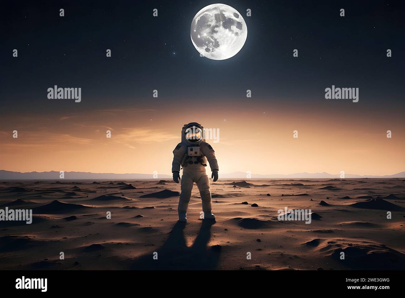 Astronaut auf dem sandigen Hügel, der den Mond anblickt Stockfoto