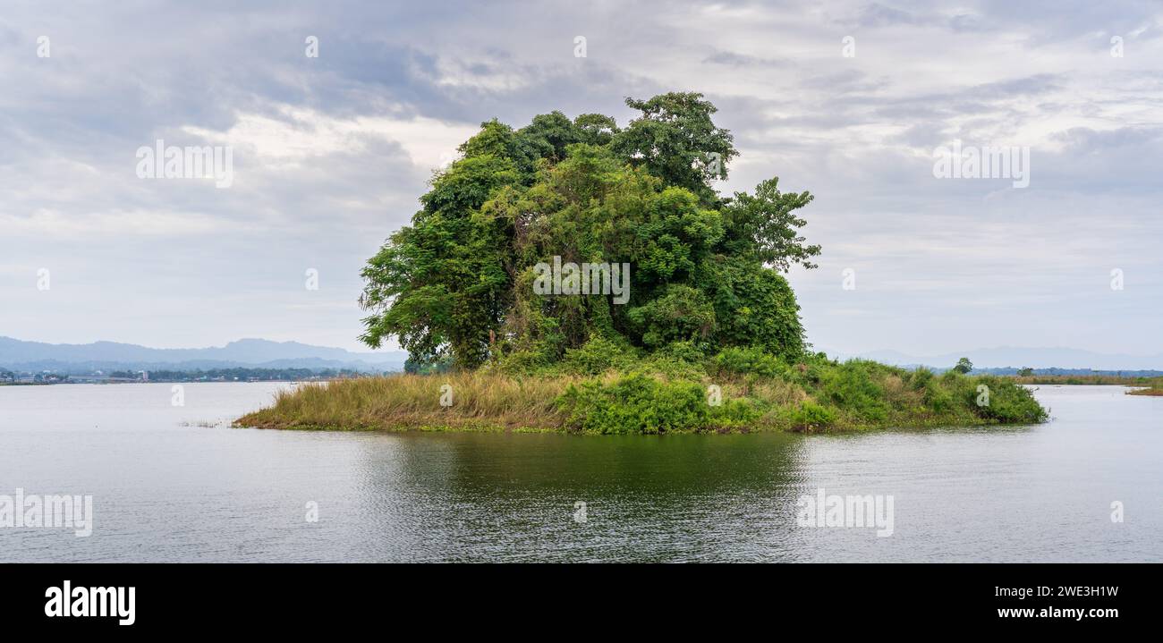 Malerischer Blick auf die kleine tropische Insel am Kaptai See, Rangamati, Chittagong, Bangladesch Stockfoto