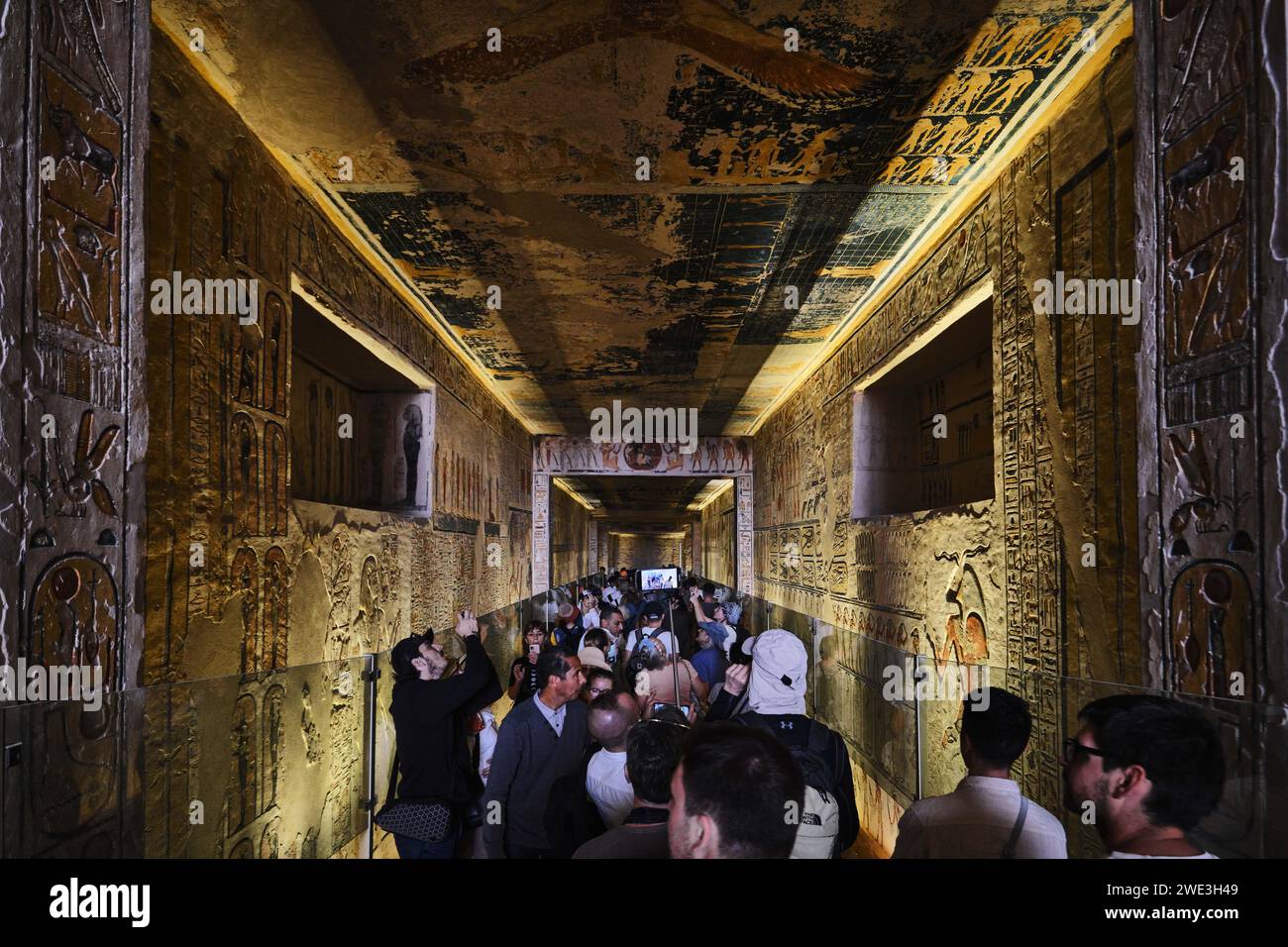 Luxor, Ägypten - 2. Januar 2024: Eine Menge Touristen bewegt sich durch den Tunnel des Grabes von Ramses IX. Im Tal der Könige Stockfoto