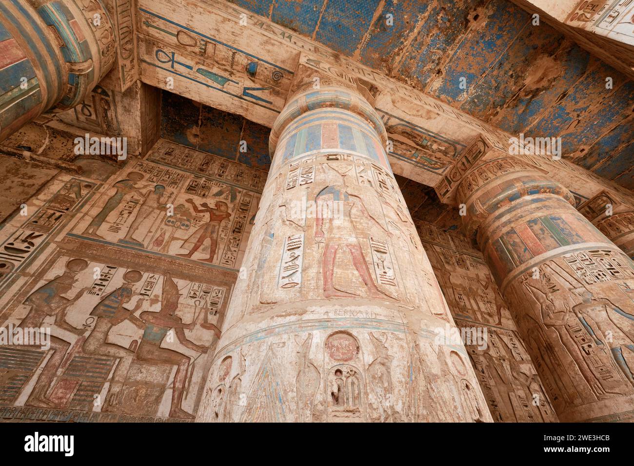 Luxor, Ägypten - 26. Dezember 2023: Totentempel von Ramesses III. Im Medinat Habu-Komplex Stockfoto