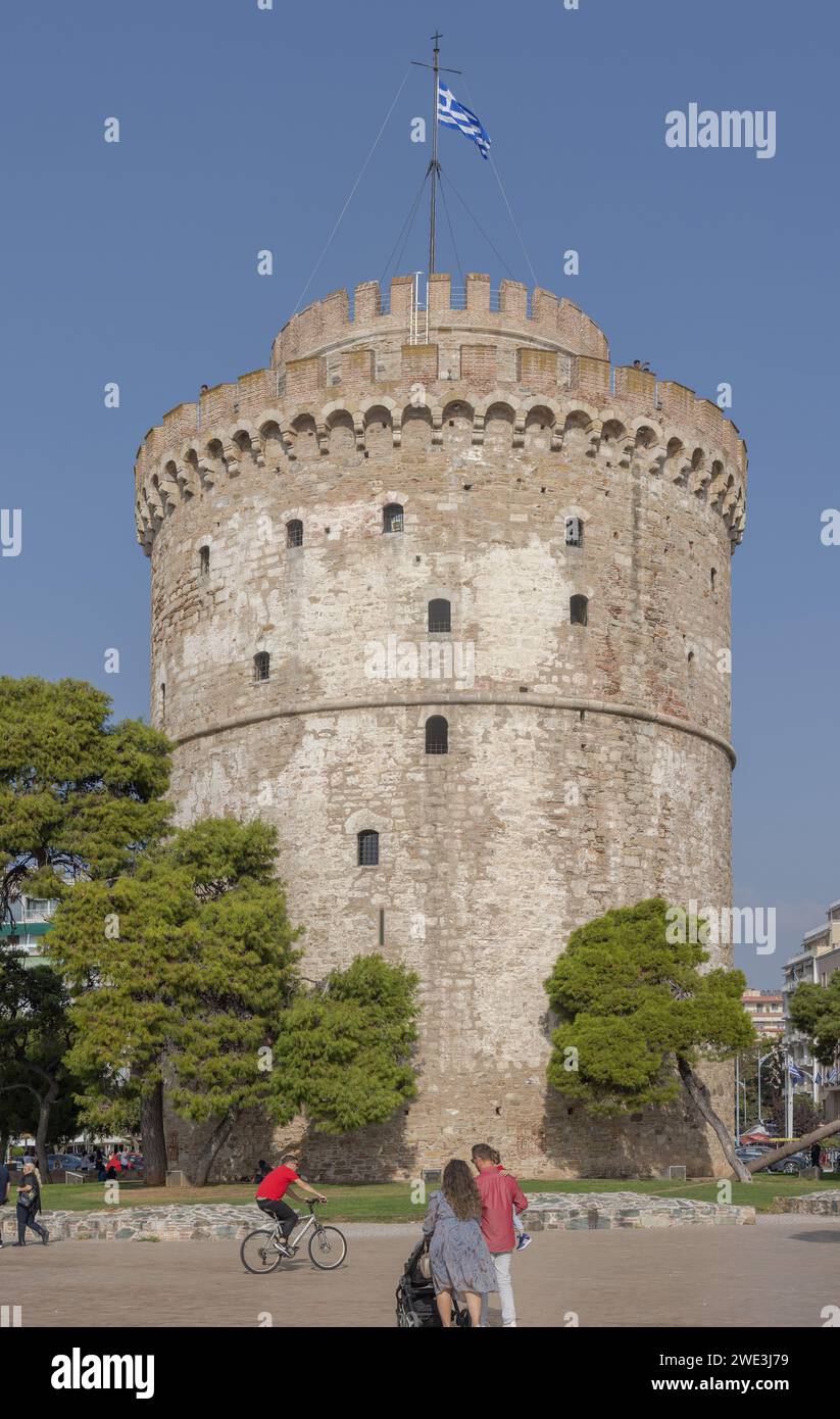 Thessaloniki, Griechenland - 22. Oktober 2023: Weißer Turm von Thessaloniki historisches Wahrzeichen am sonnigen Herbsttag. Stockfoto