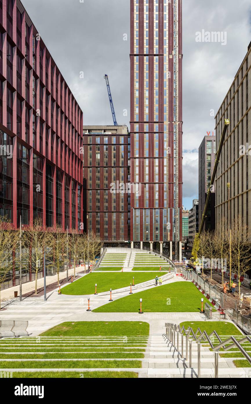 1 Circle Square, Vita Studentenunterkunft und Symphony Gardens im Vordergrund, Manchester, Großbritannien Stockfoto