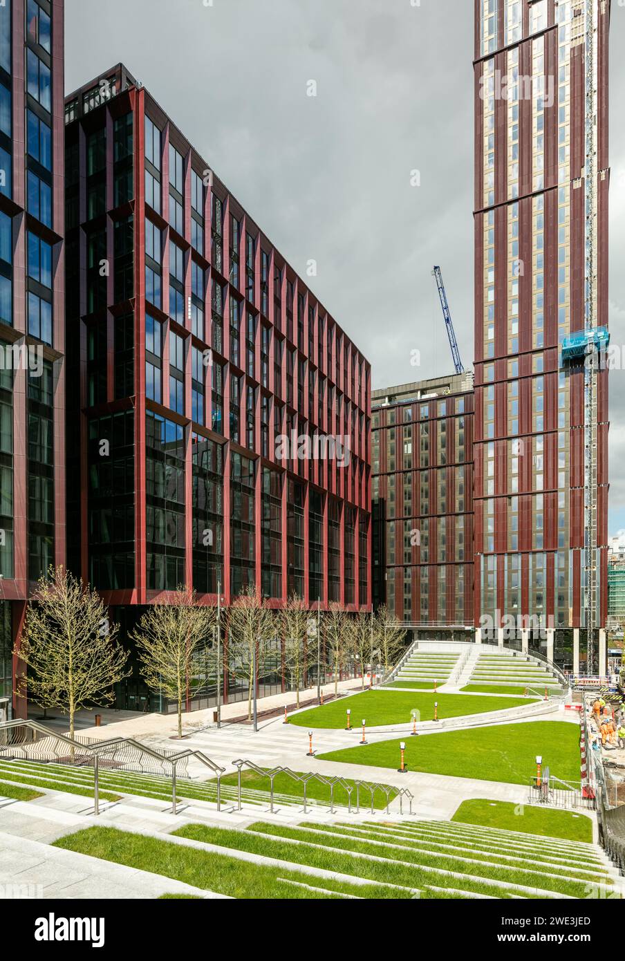 1 Circle Square, Vita Studentenunterkunft und Symphony Gardens im Vordergrund, Manchester, Großbritannien Stockfoto