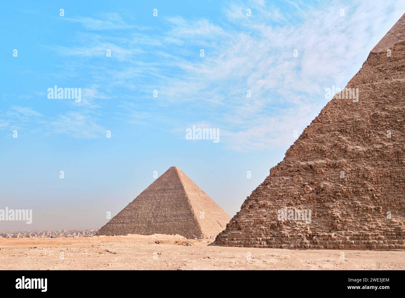 Gizeh, Ägypten - 24. Dezember 2023: Pyramide von Khafre (auch als Khafra, Khefren gelesen) und die große Pyramide Khufu (Cheops) auf Gizeh-Plateau, Kairo Stockfoto
