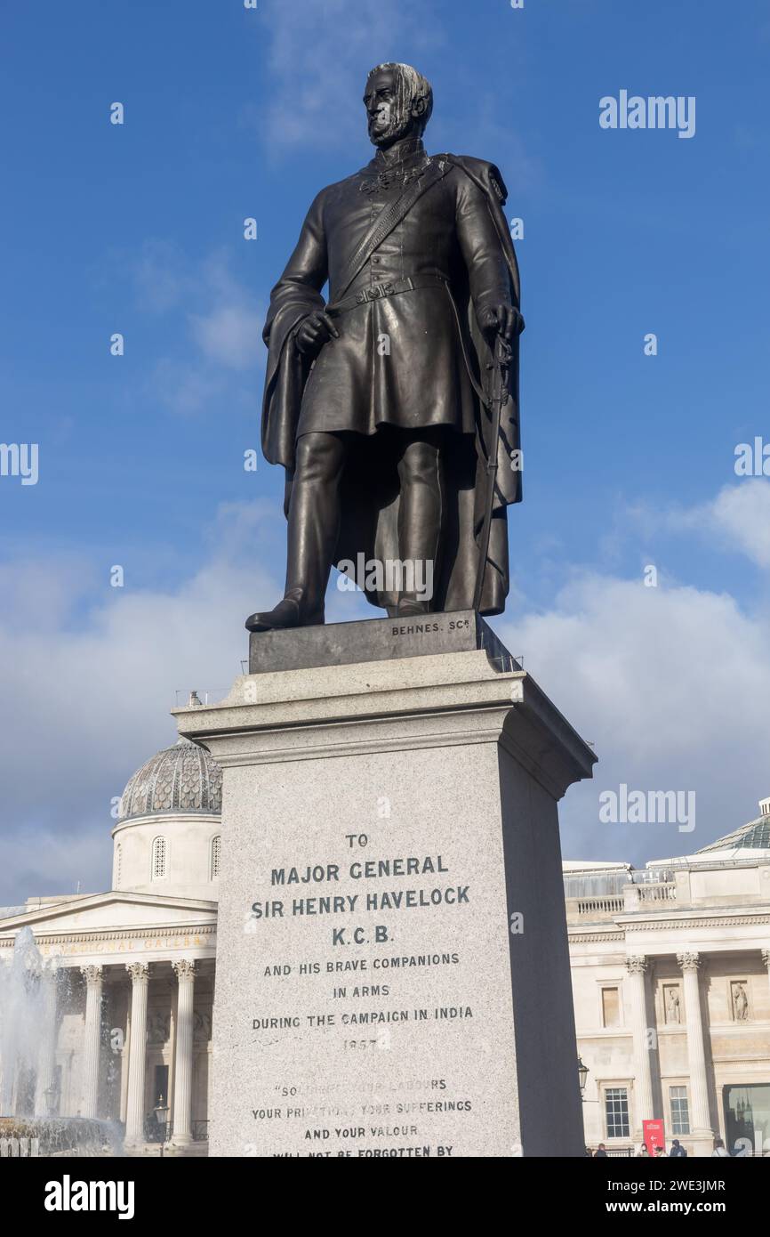 Eine Statue des Generalmajor Sir Henry Havelock steht am Trafalgar Square in London, England Stockfoto