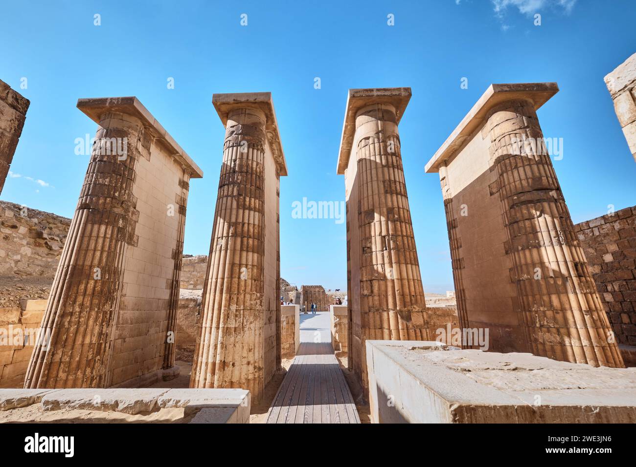 Sakkara, Ägypten - 2. Januar 2024: Eingangstor zur Sakkara-Nekropole, archäologische und historische Stätte. Erbaut vom Architekten Imhotep Stockfoto