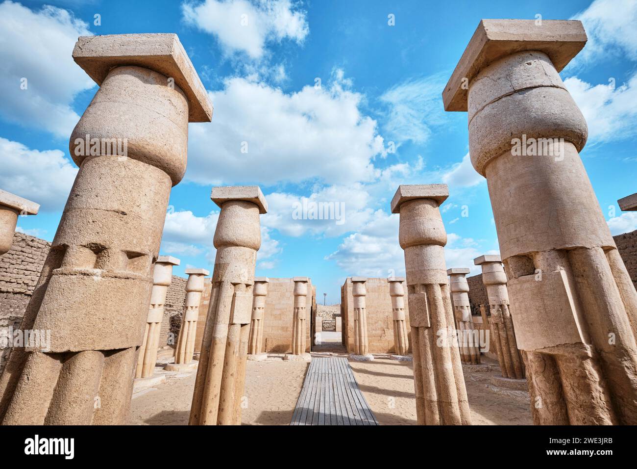 Saqqara, Ägypten - 2. Januar 2024: Säulen im Grab von Horemheb in Saqqara Nekropolis Stockfoto