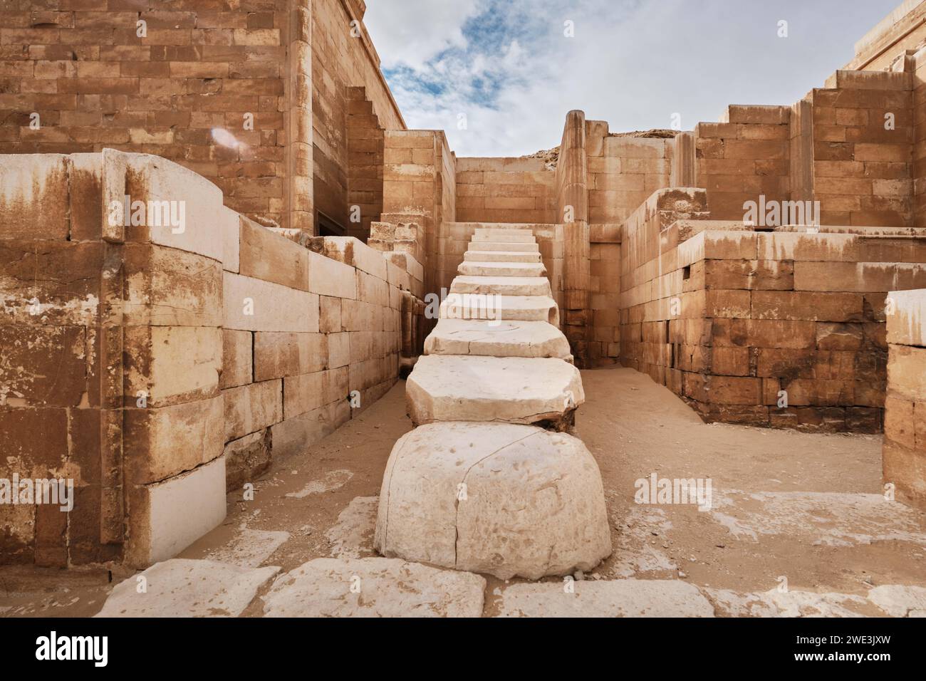 Sakkara, Ägypten - 2. Januar 2024: Stufen in der Grabstätte in der Nähe der Djoser Pyramide (allgemein bekannt als die Stufenpyramide) Stockfoto