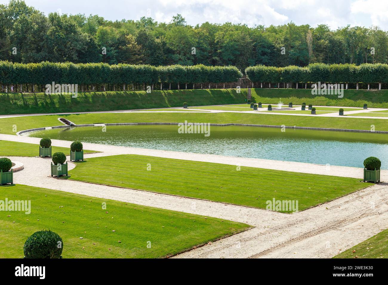 VILLANDRY, FRANKREICH - 7. SEPTEMBER 2019: Dies ist der Wassergarten im Komplex der berühmten Villandry Castle Gardens. Stockfoto