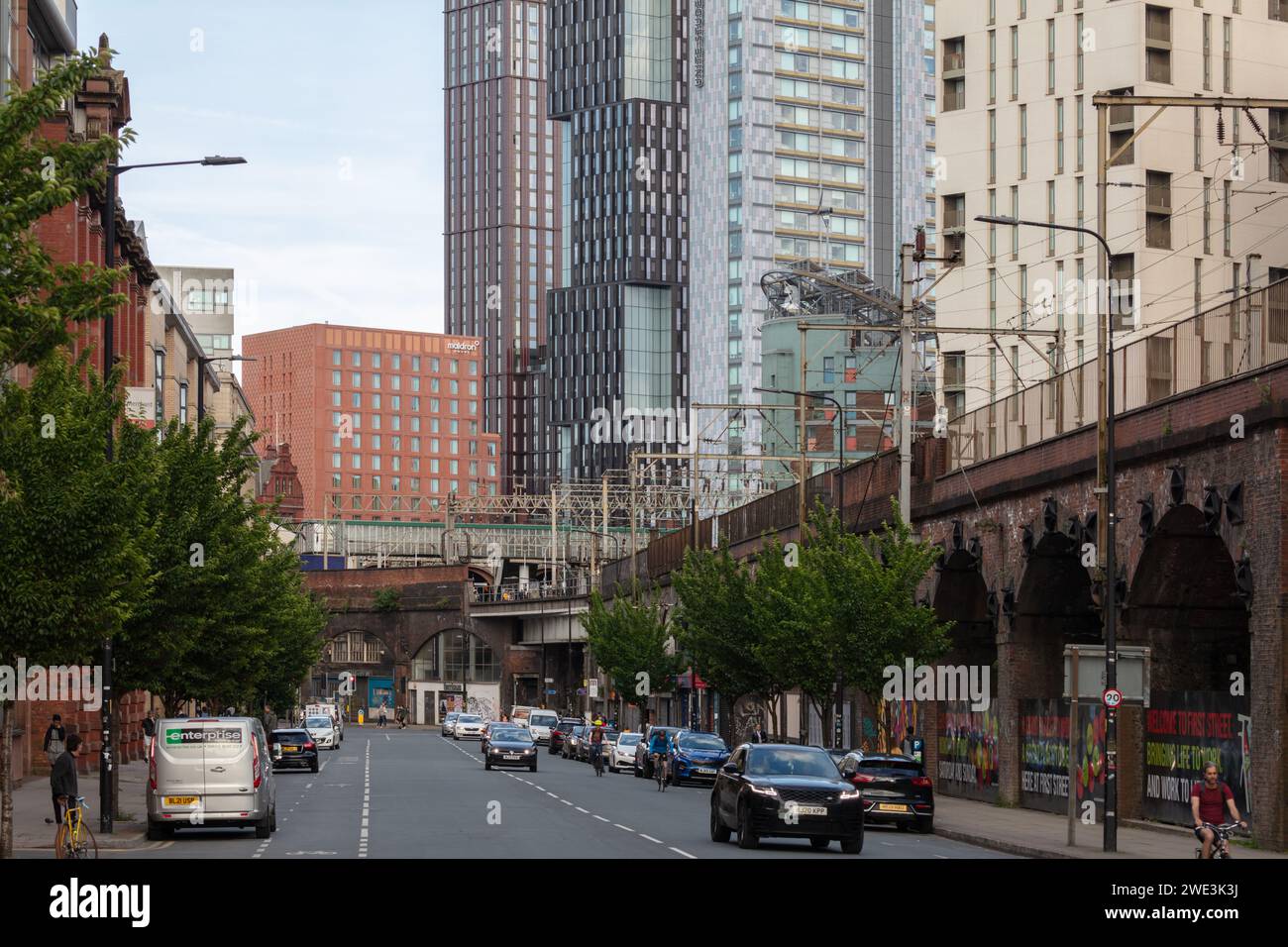 Whitworth Street West, Manchester, Großbritannien mit Blick nach Osten in Richtung First Street, Unite Students, Artisan Heights und Maldron Hotel Stockfoto