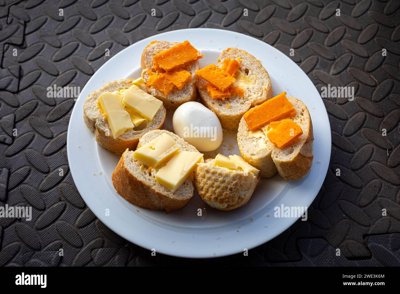 Ein Teller mit weihnachtlichen Käseresten. Shaun Fellows / Alamy Stockfoto