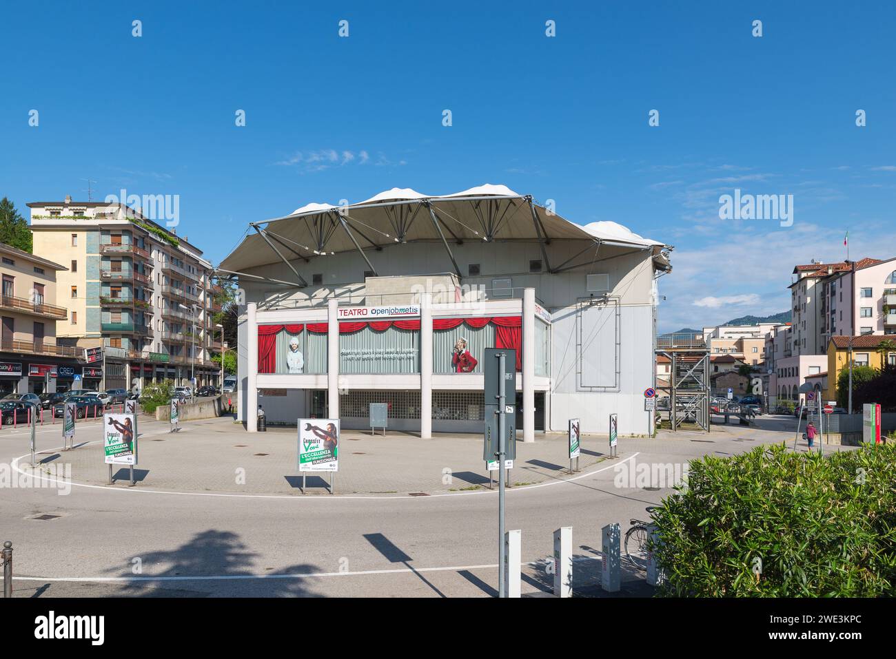 Varese, Italien. Varese Theater, ein Referenzpunkt für die Kultur und Unterhaltung der Stadt mit seinen 1208 Sitzplätzen im Stadtzentrum, Square della Repu Stockfoto