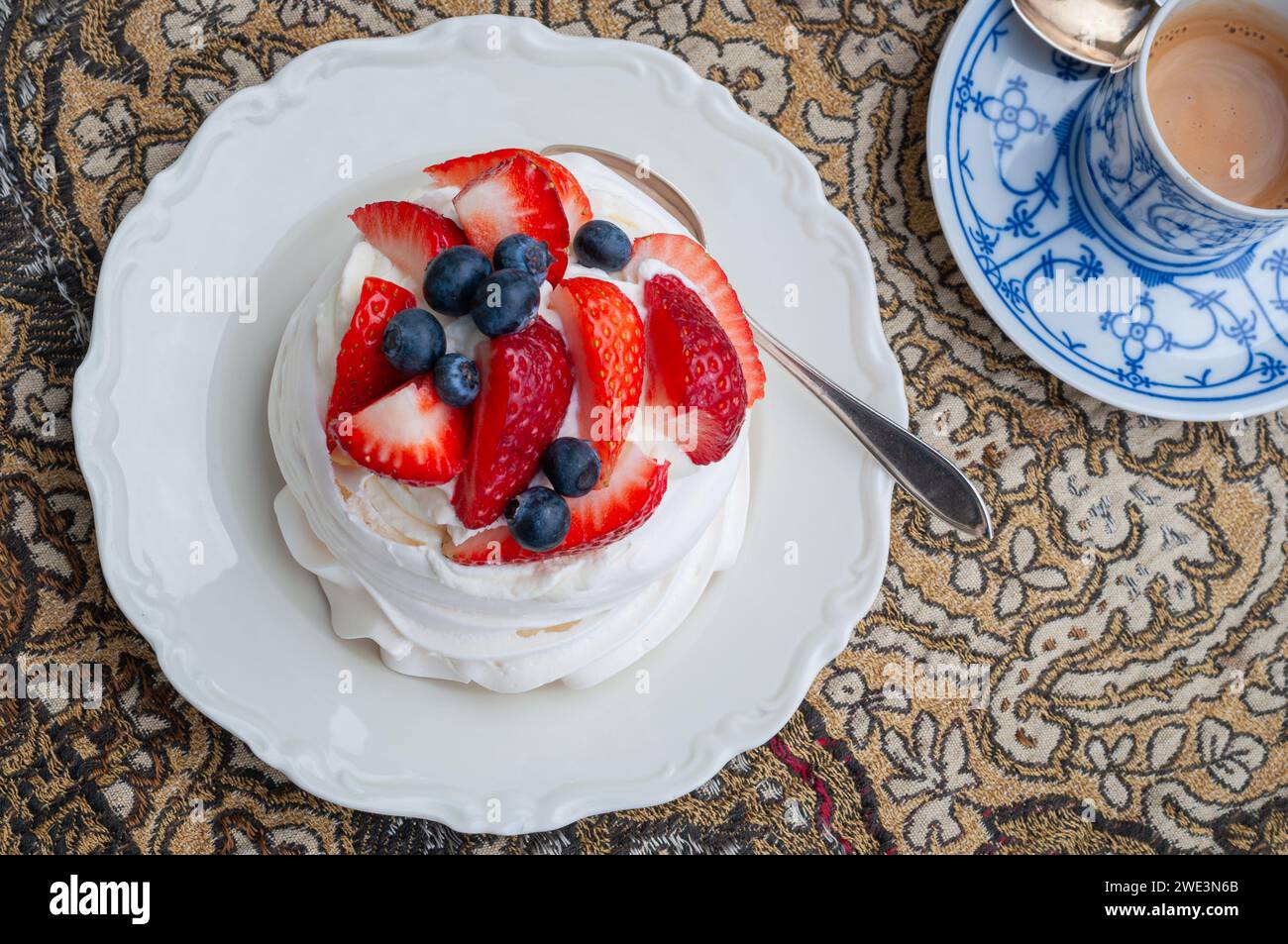 Nachtisch auf Meringue-Basis. Mini Pavlova mit Erdbeere und Heidelbeere. Weichzeichner. Selektiver Fokus. Stockfoto