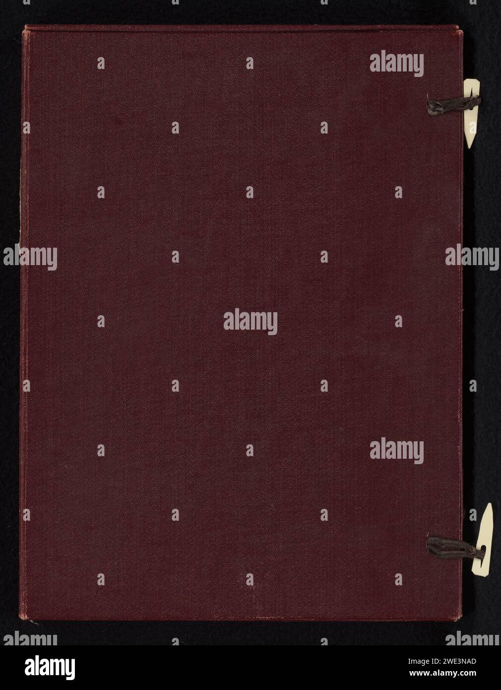 Das Album Selected Insects, 1788 Buch Eine Sammlung von 30 Gedichten mit Insekten als Thema. Das eigentliche Thema ist Liebe. Die Gedichte wurden von dem Dichter Yadoya No Meshimori (1753–1830) ausgewählt. Die Bilder von Insekten auf Blumen und Pflanzen stammen von Utamaro. Zwei Teile (komplett); in einem dunkelroten Chitsu (Faltschachtel) aufbewahren. Oder Holzschnitt in Papierfarbe Stockfoto