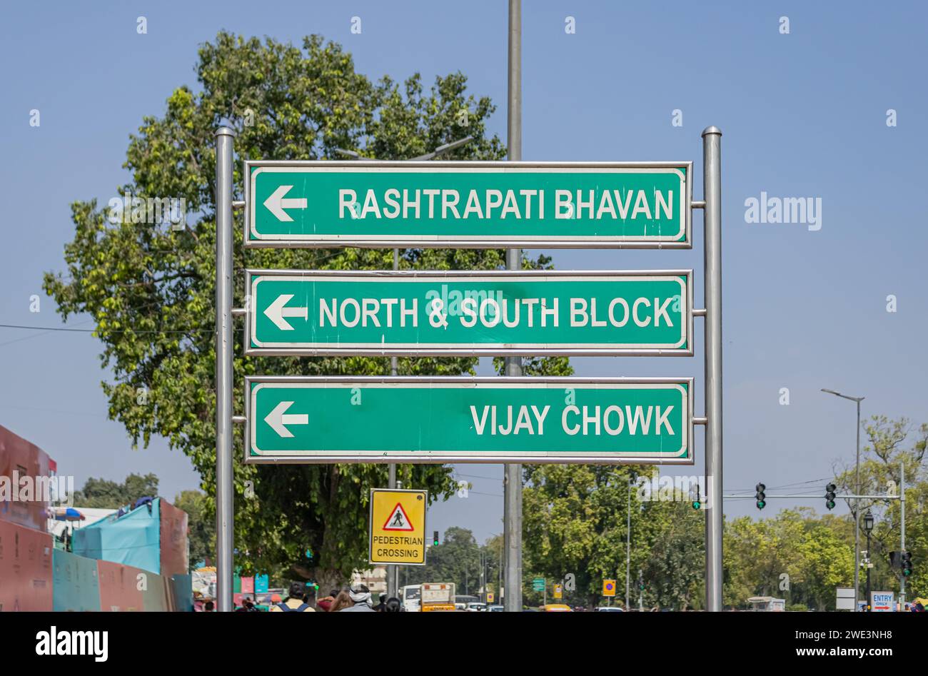Ein Straßenschild in der Stadt Delhi, Indien, zeigt die Richtung Rashtrapati Bhawan, Vijay Chowk Stockfoto