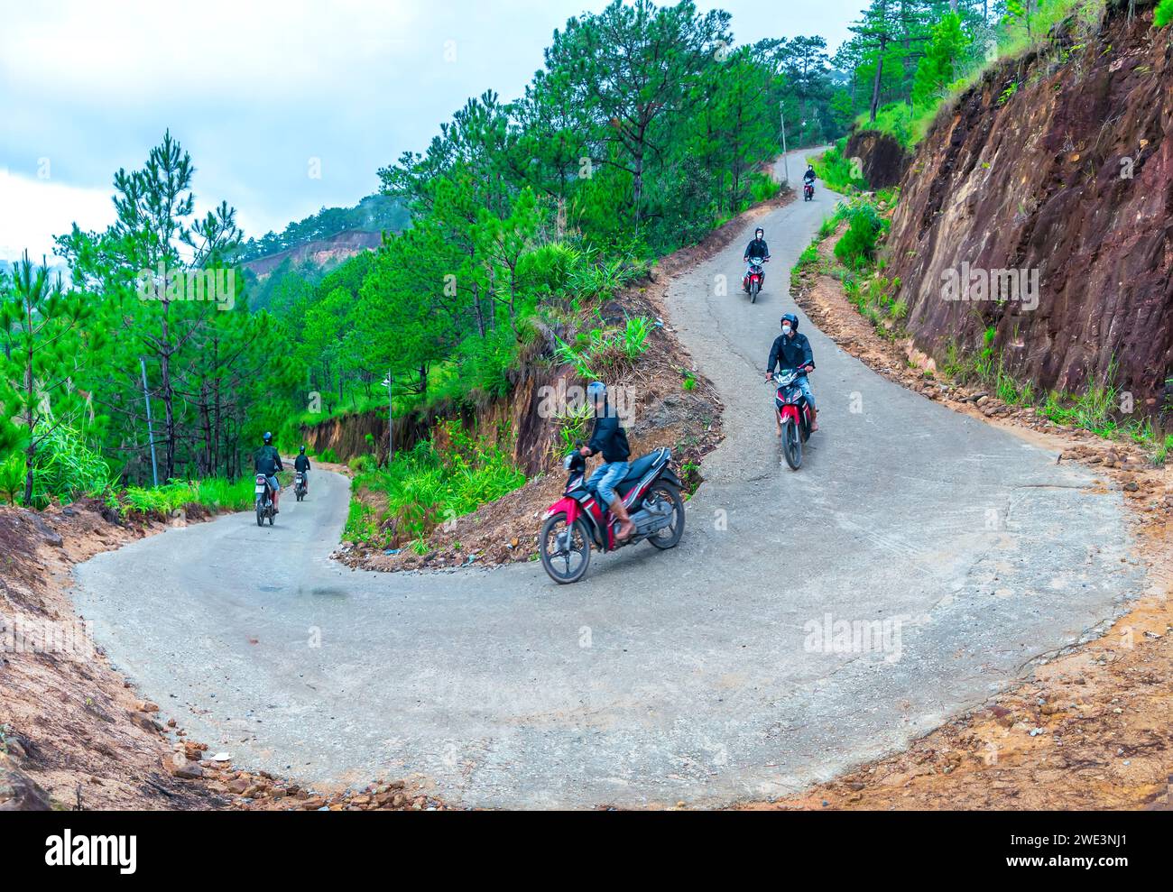 Die Passstraße führt in das Dorf unter dem hohen Berg im Hochland von da Lat, wo das Klima in Vietnam das ganze Jahr über kühl ist. Stockfoto