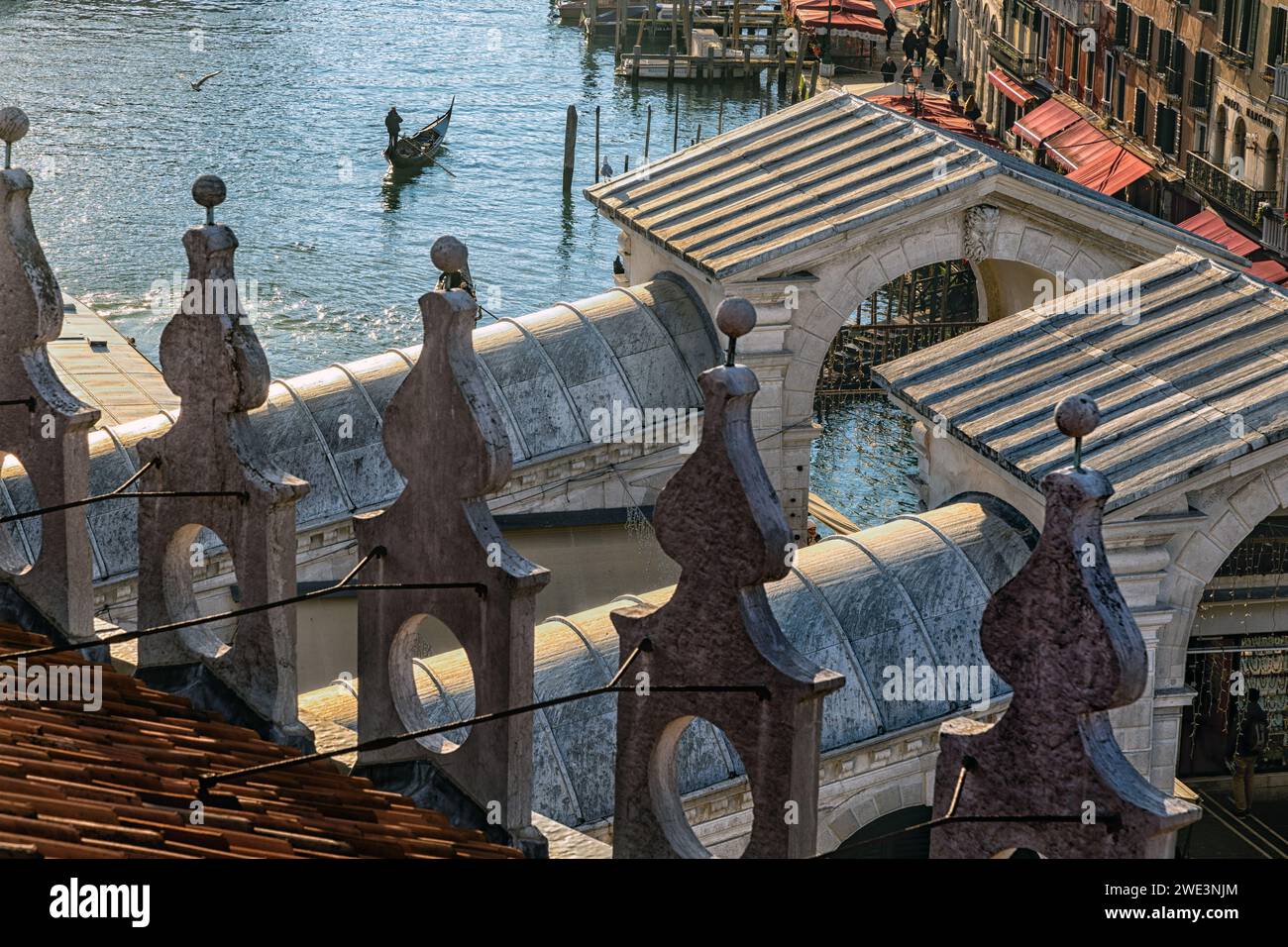 Blick auf den Canal Grande von der Panoramaterrasse auf dem Dach des High-End-Shops Fondaco dei Tedeschi in Venedig, Italien Stockfoto