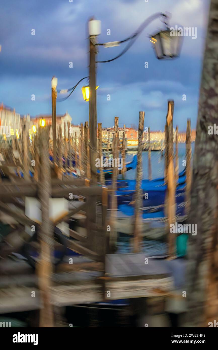 Eine absichtliche Kamerabewegung von Gondeln, die vor dem Markusplatz in Venedig in Italien angedockt sind Stockfoto