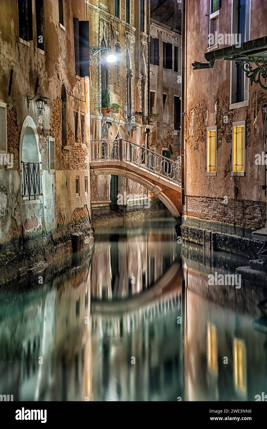 Eine Brücke über einen Kanal in Torcello, Venedig, Italien Stockfoto