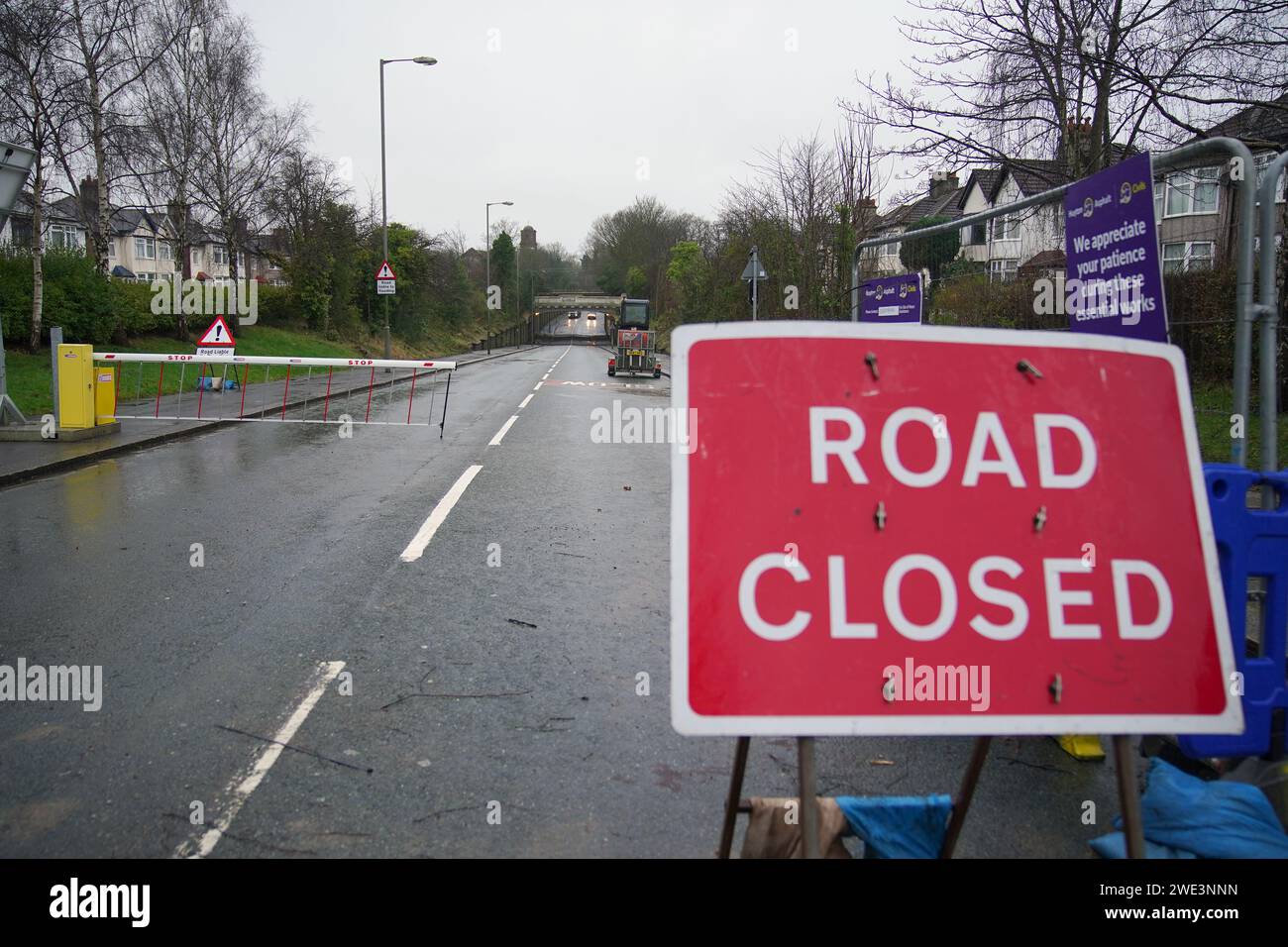 Im Queens Drive in der Gegend von Mossley Hill in Liverpool wurde ein temporäres Hochwasserschutzsystem errichtet, nachdem Elaine und Philip Marco gestorben waren, die letztes Jahr starben, nachdem sie auf die überflutete Straße gefahren waren. Bilddatum: Dienstag, 23. Januar 2024. Stockfoto