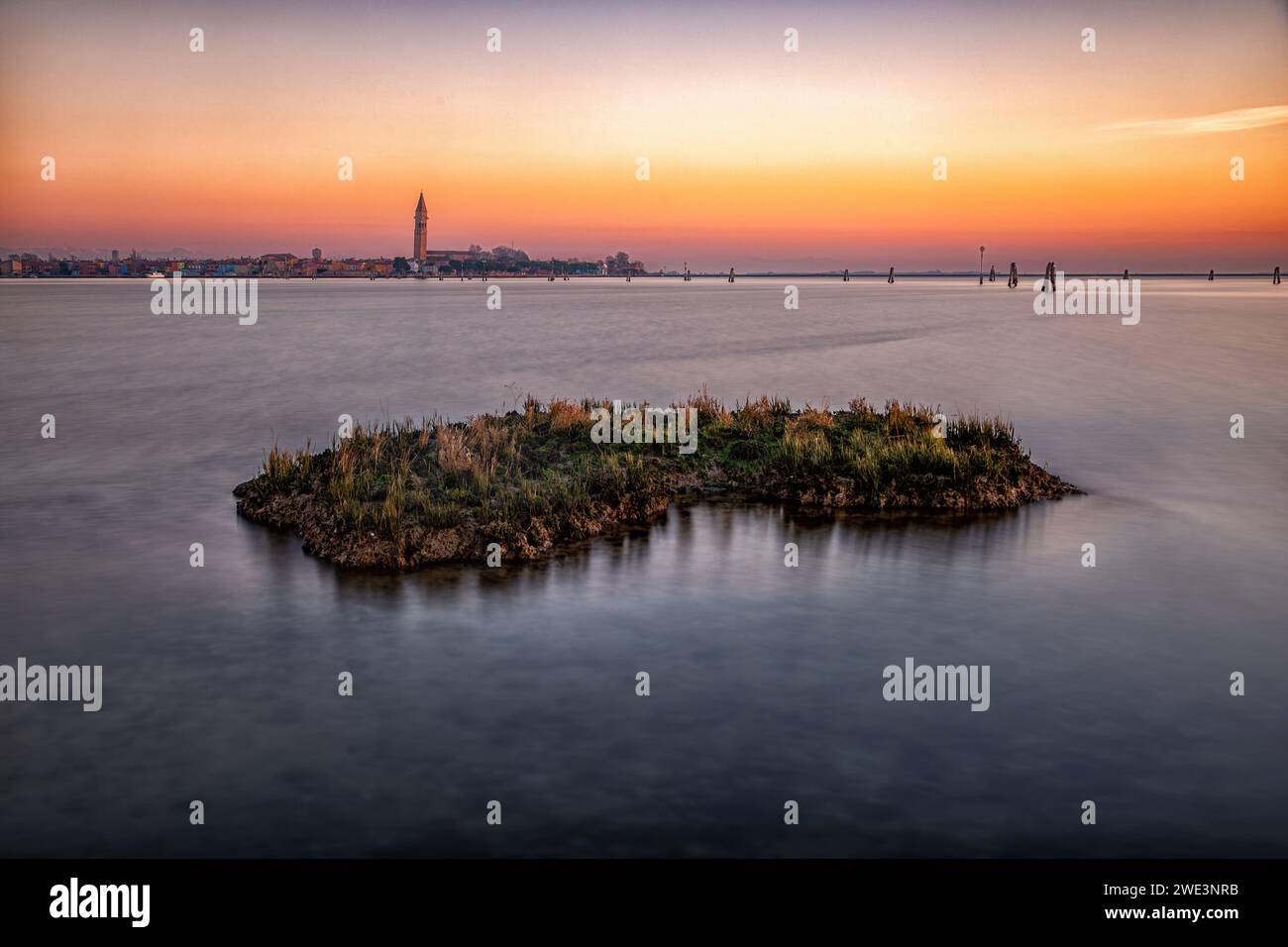 Die Skyline der Insel Burano von einem Boot aus gesehen in der Lagune von Venedig, Italien Stockfoto