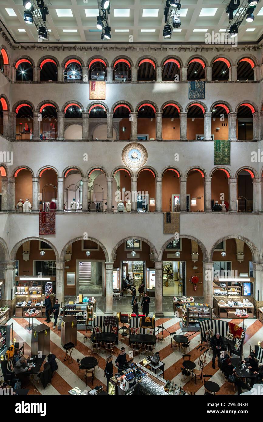 Fondaco dei Tedeschi, das High-End-Geschäft für Shopping in Venedig, Italien Stockfoto