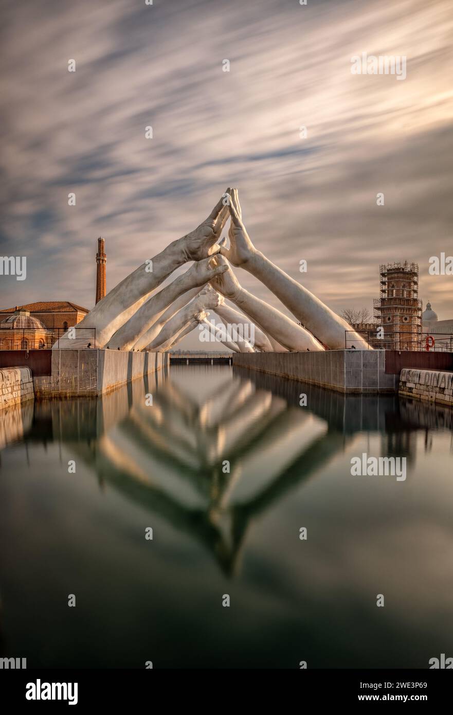 Brücken bauen, Skulptur von Lorenzo quinn im Arsenal in Venedig, Italien Stockfoto