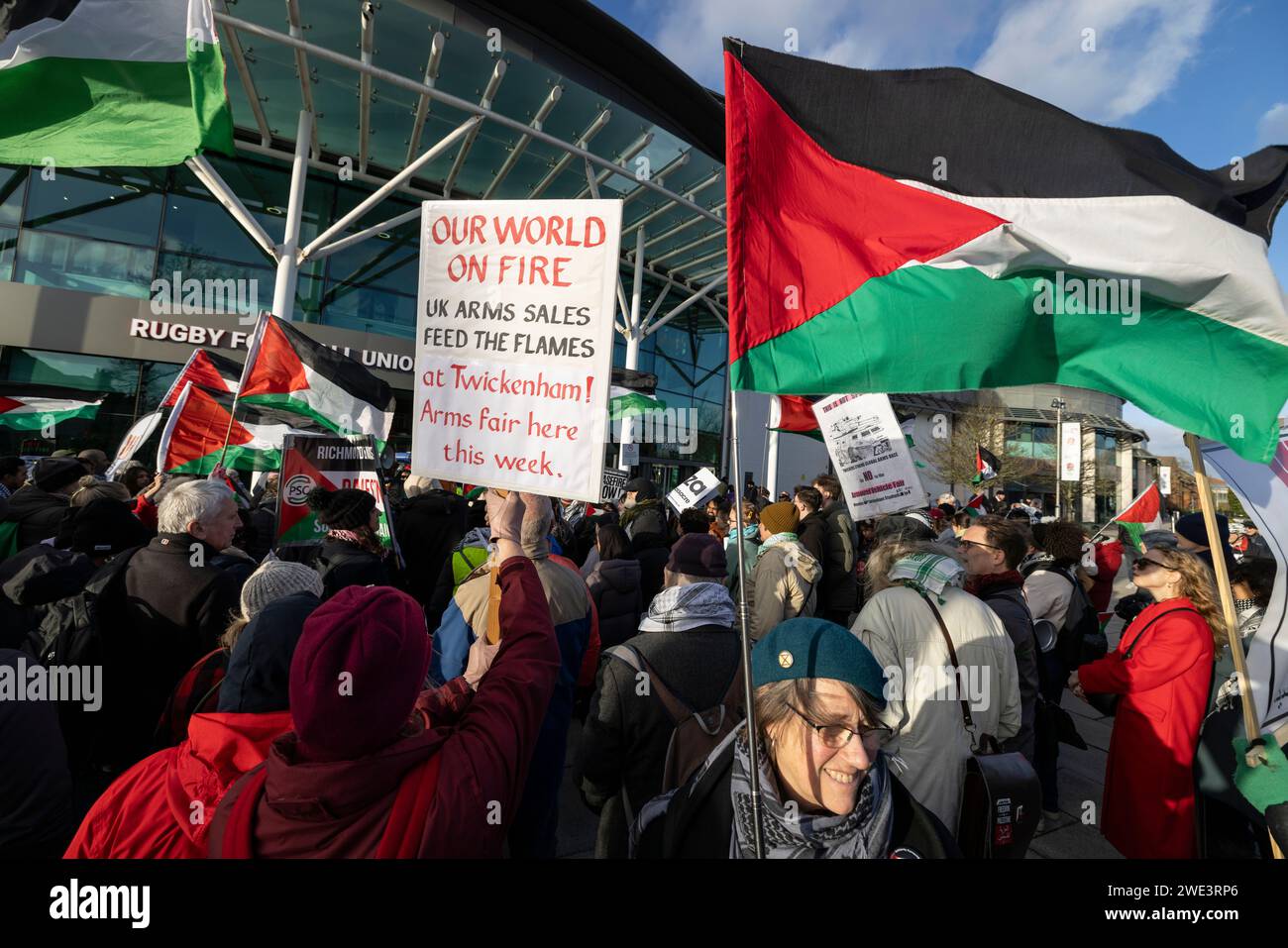 Palästinensische Demonstranten PALÄSTINENSISCHE AKTION nehmen an einer Demonstration gegen militärische Waffen im Twickenham Rugby Stadium im Südwesten Londons Teil. Stockfoto