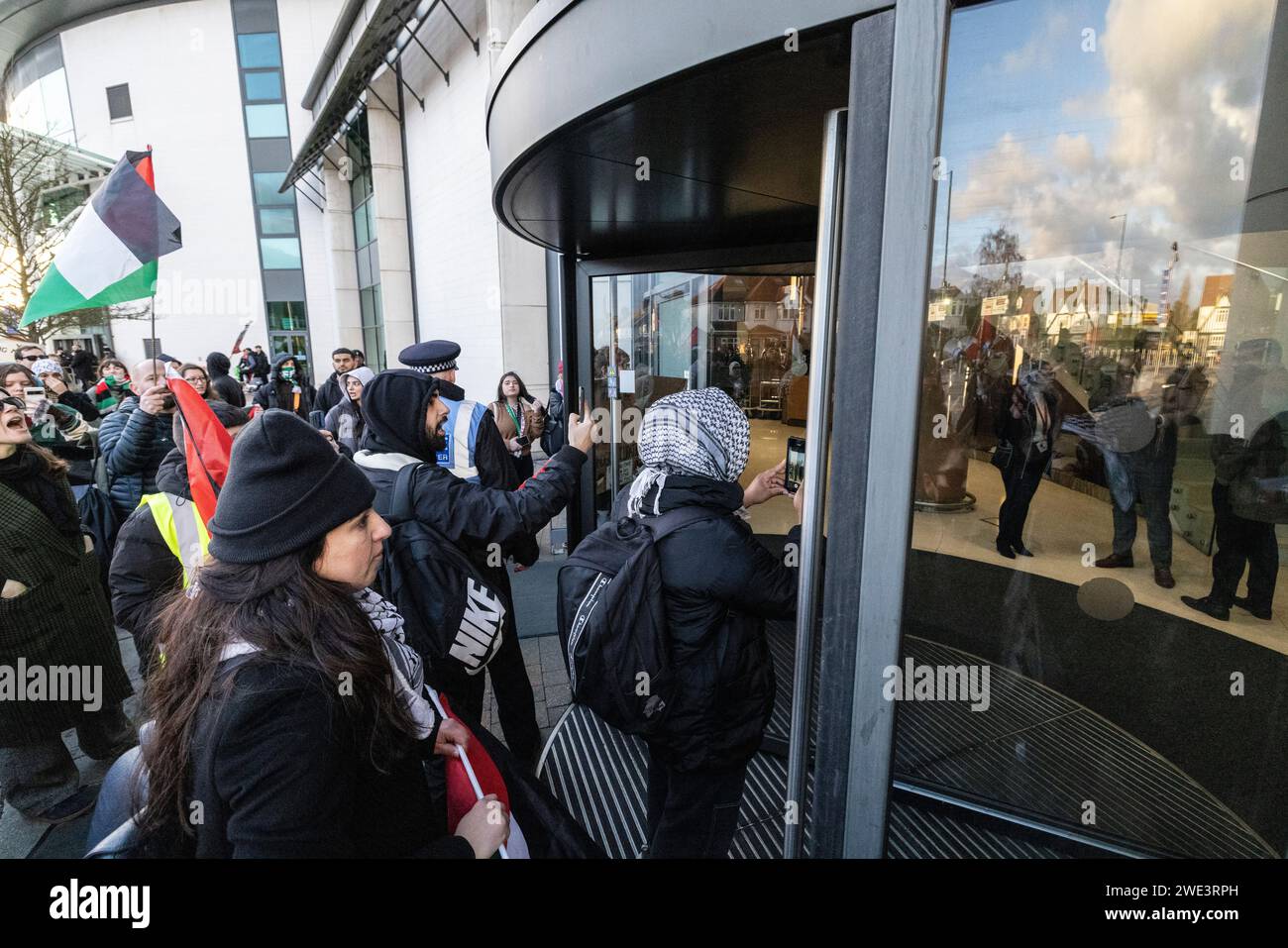 Palästinensische Demonstranten PALÄSTINENSISCHE AKTION nehmen an einer Demonstration gegen militärische Waffen im Twickenham Rugby Stadium im Südwesten Londons Teil. Stockfoto