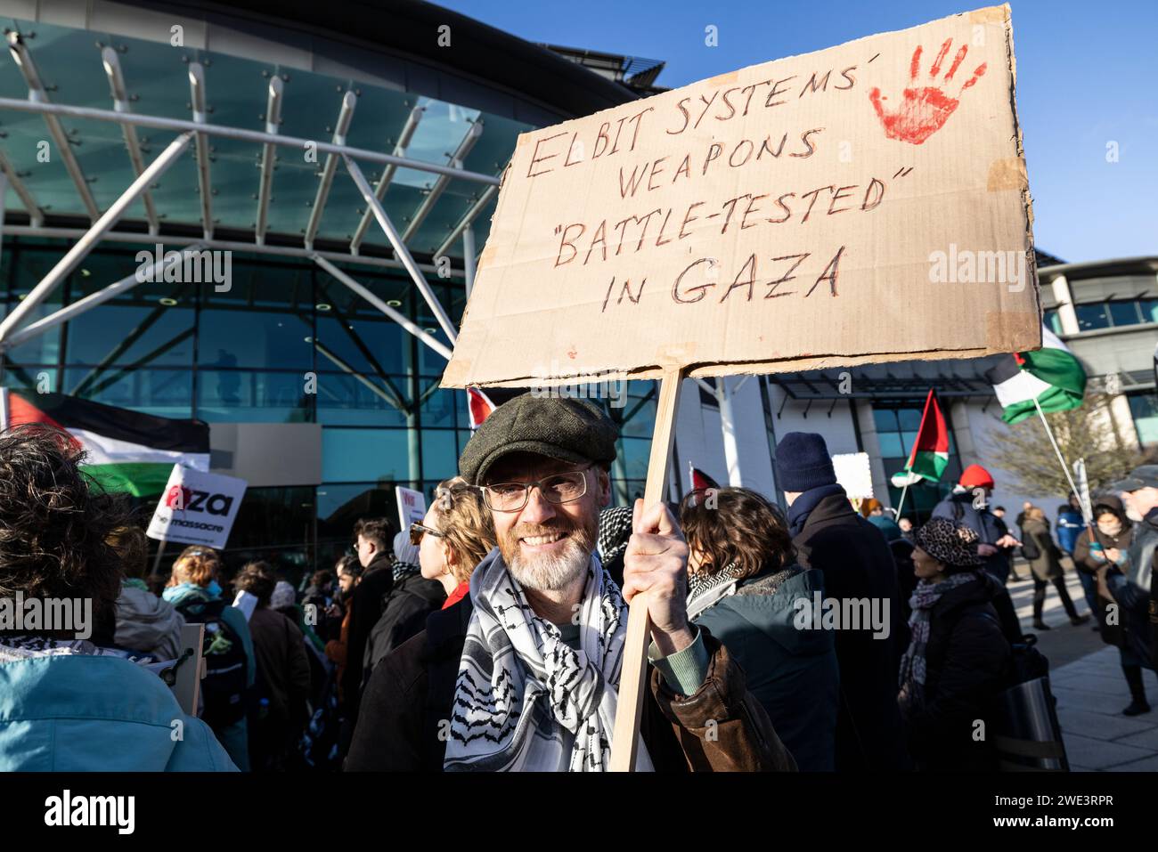Palästinensische Demonstranten PALÄSTINENSISCHE AKTION nehmen an einer Demonstration gegen militärische Waffen im Twickenham Rugby Stadium im Südwesten Londons Teil. Stockfoto