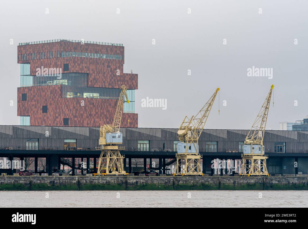 Antwerpen, Belgien, 14.01.2024, berühmtes MAS Museum aan de Stroom, vom Fluss Schelde aus gesehen Stockfoto