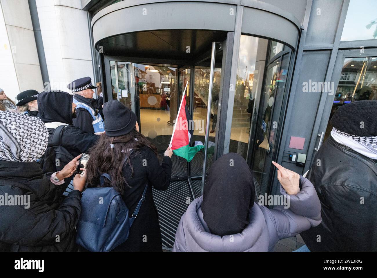 Palästinensische Demonstranten PALÄSTINENSISCHE AKTION nehmen an einer Demonstration gegen militärische Waffen im Twickenham Rugby Stadium im Südwesten Londons Teil. Stockfoto